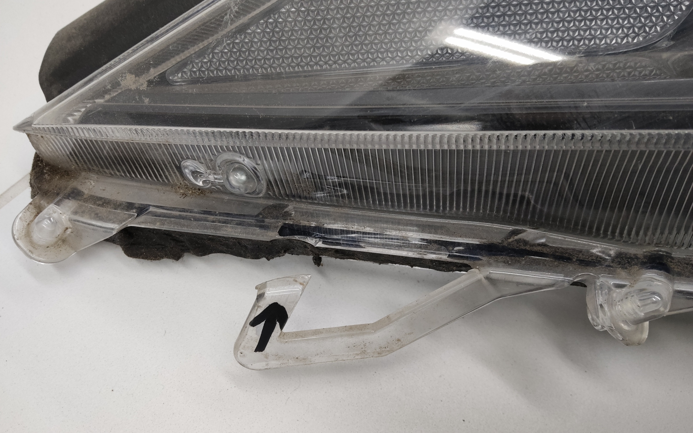 Стекло фары передней правой Toyota RAV4 XA50