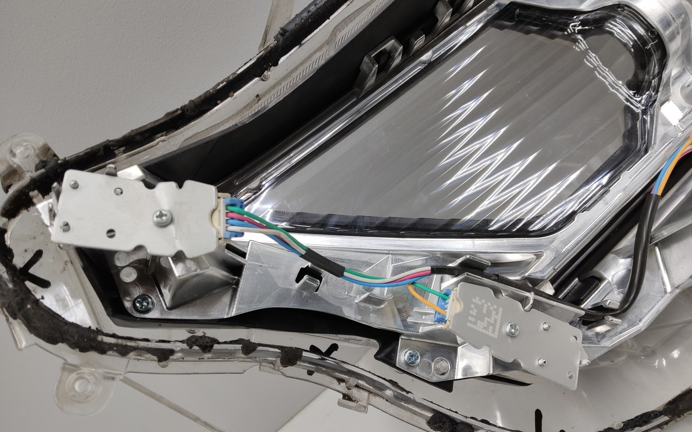 Стекло фары передней правой Toyota RAV4 XA50