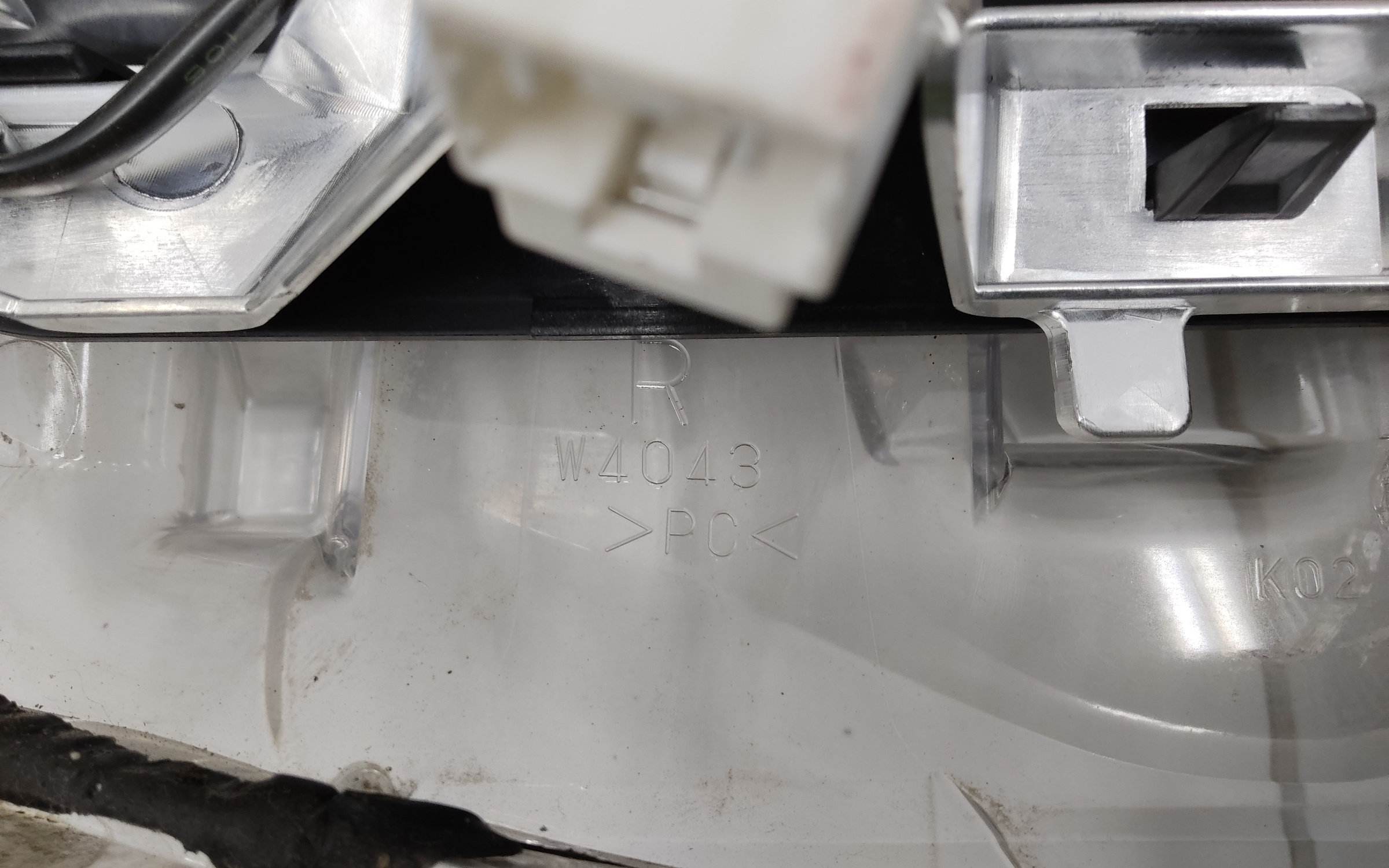 Стекло фары передней правой Toyota RAV4 XA50