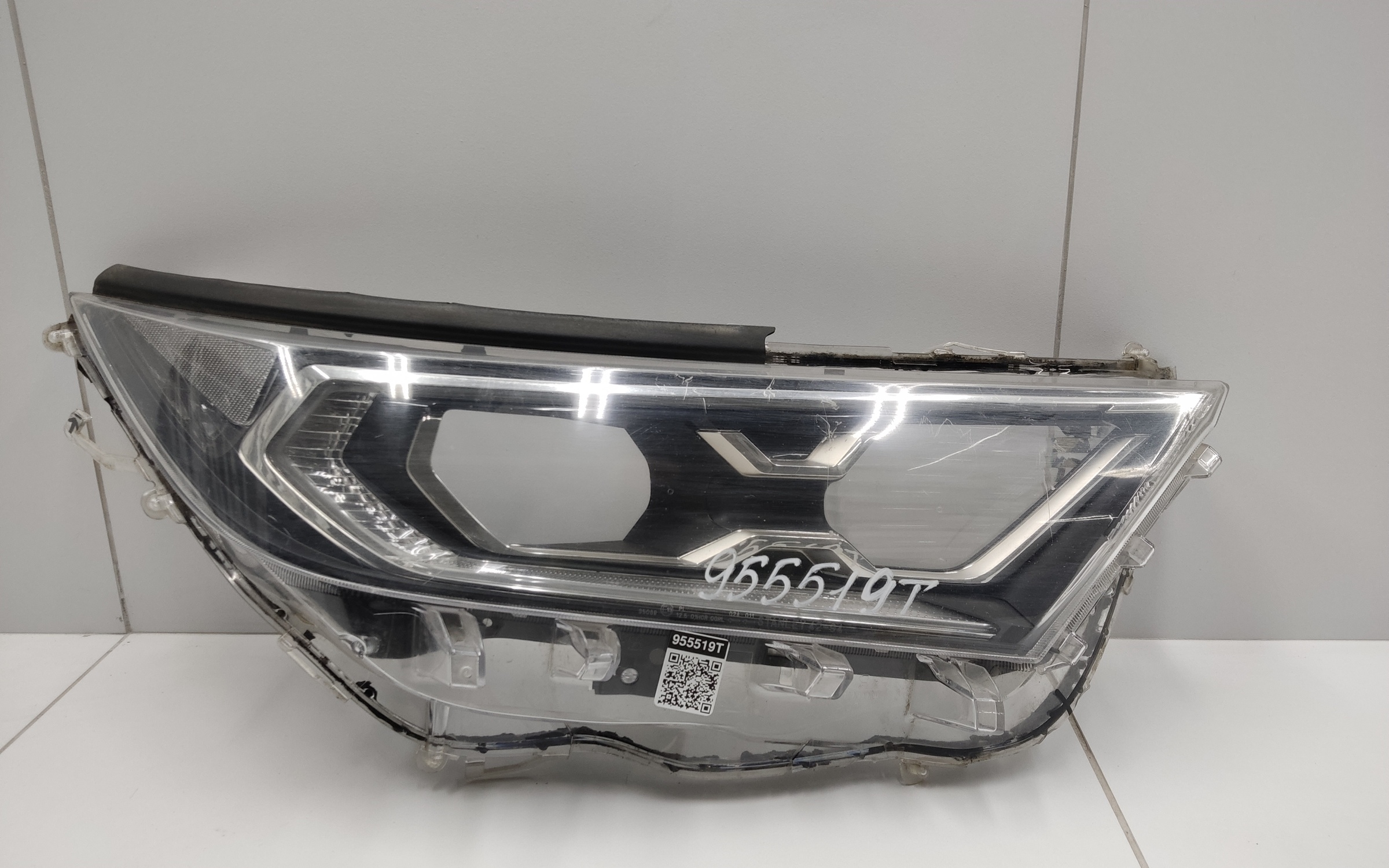 Стекло фары передней правой Toyota RAV4 XA50