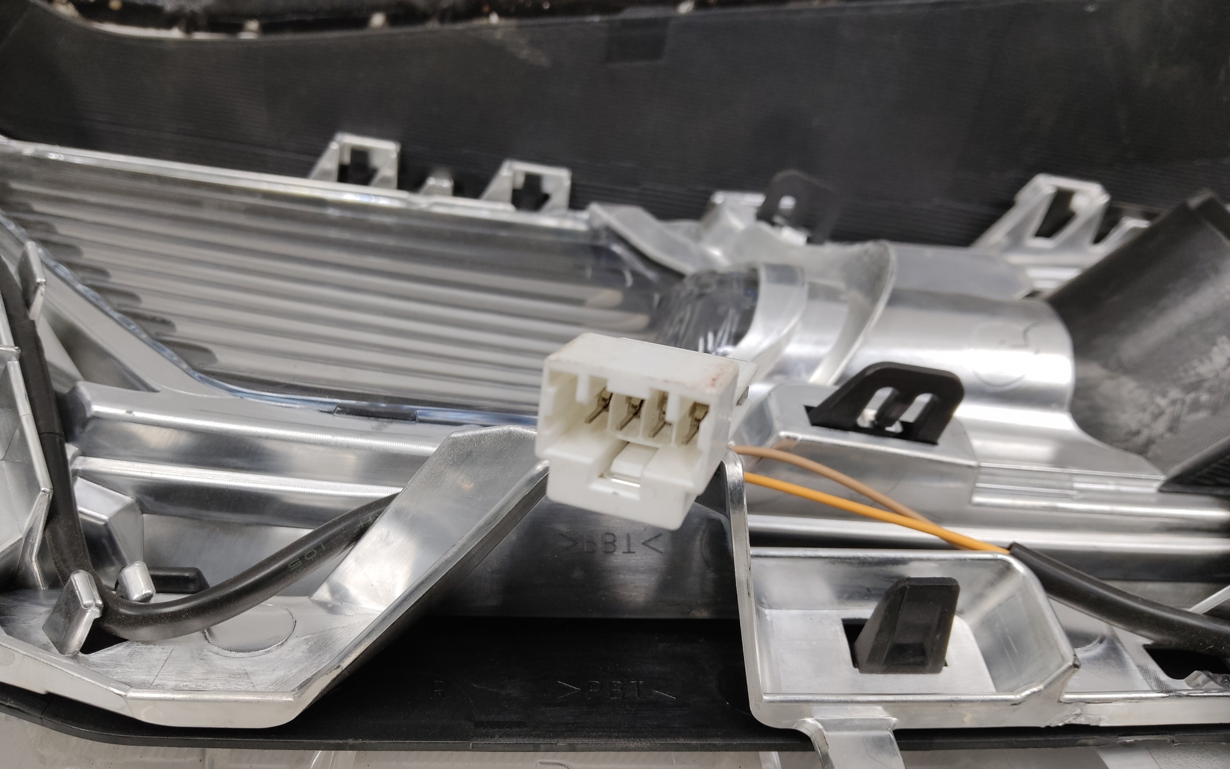 Стекло фары передней правой Toyota RAV4 XA50