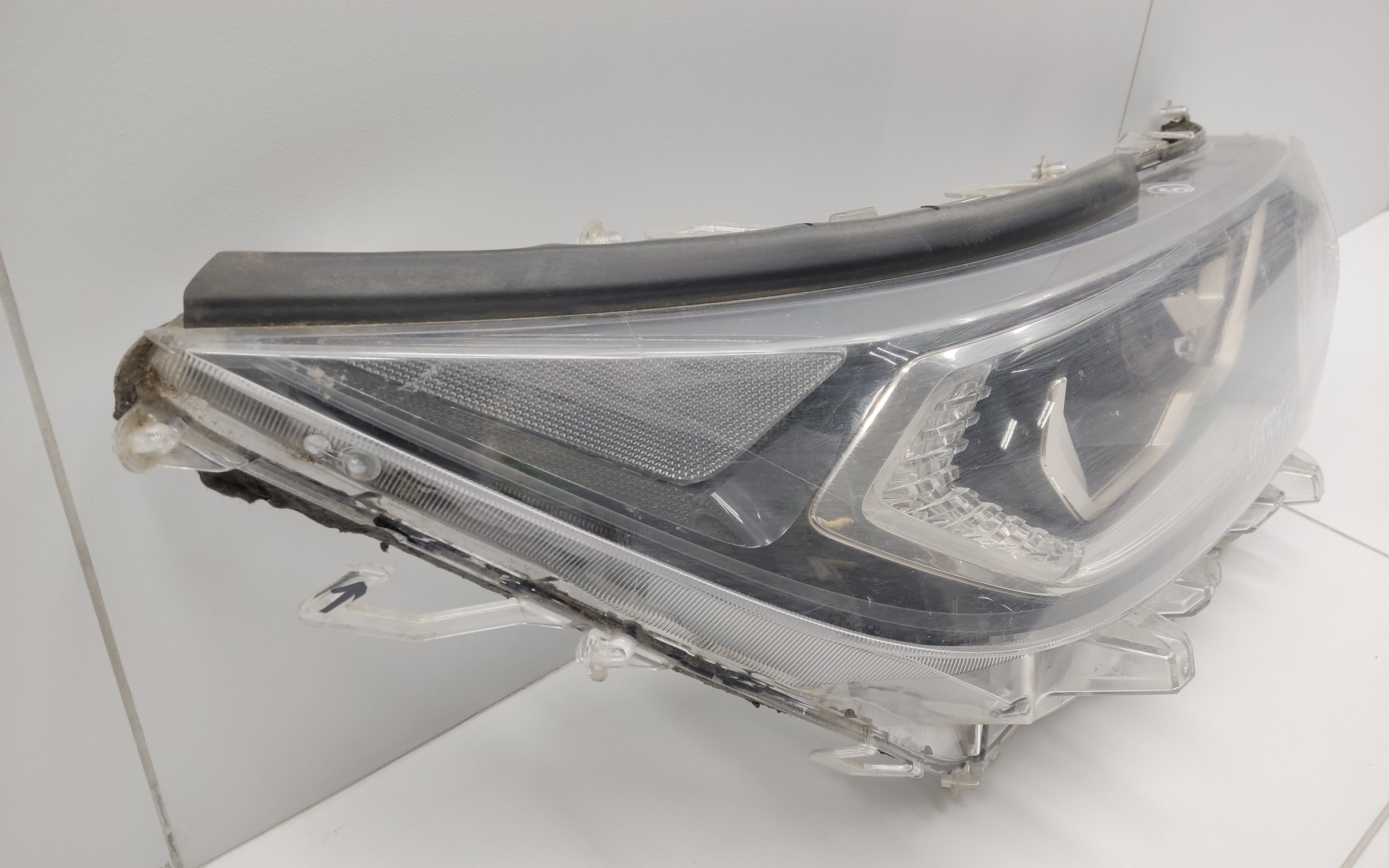 Стекло фары передней правой Toyota RAV4 XA50