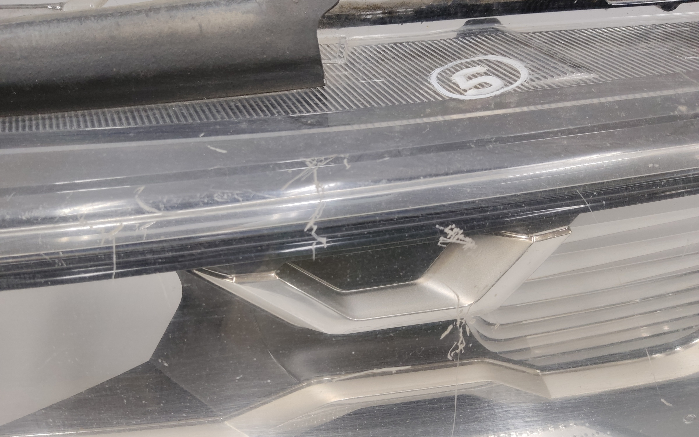 Стекло фары передней правой Toyota RAV4 XA50