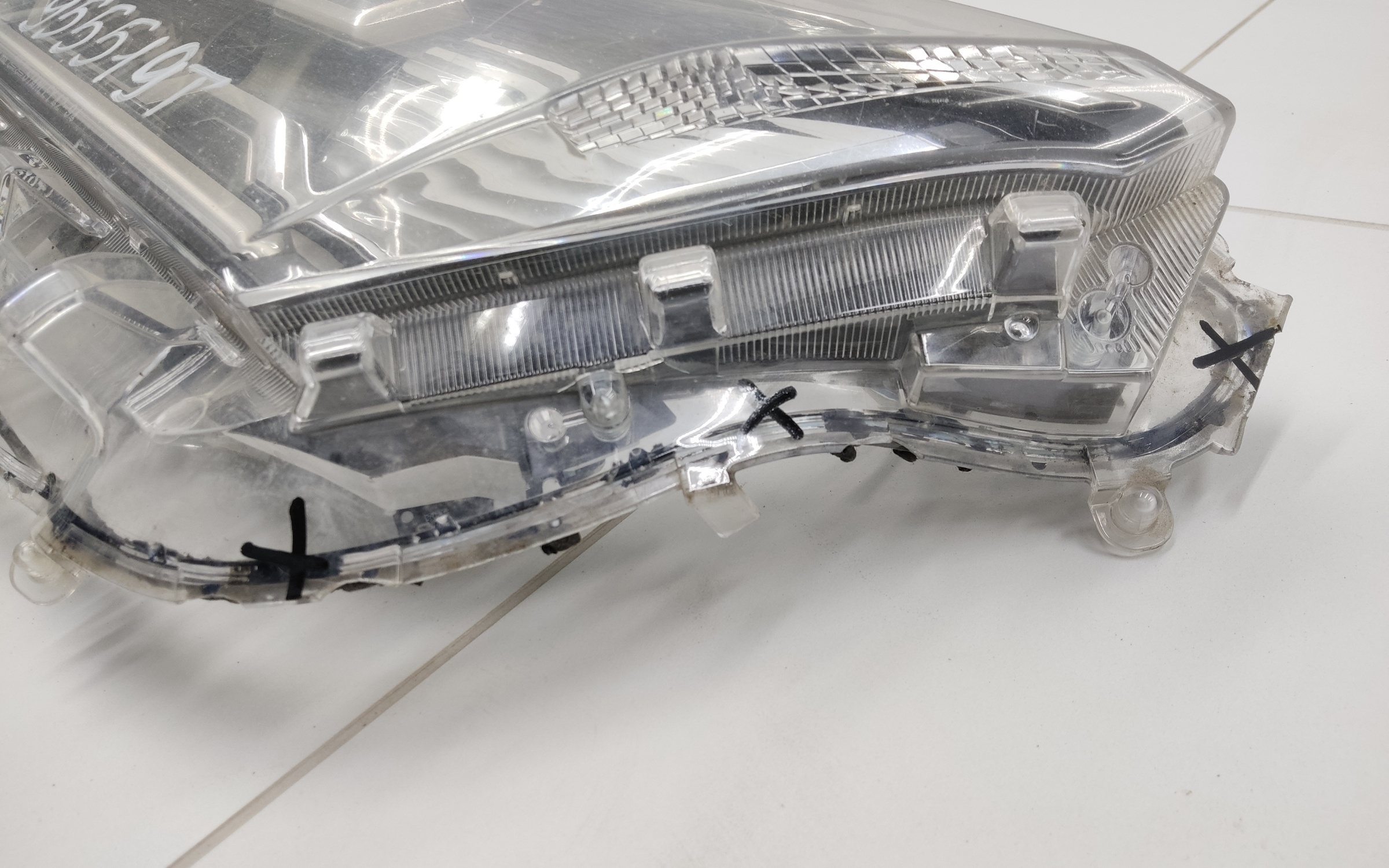 Стекло фары передней правой Toyota RAV4 XA50