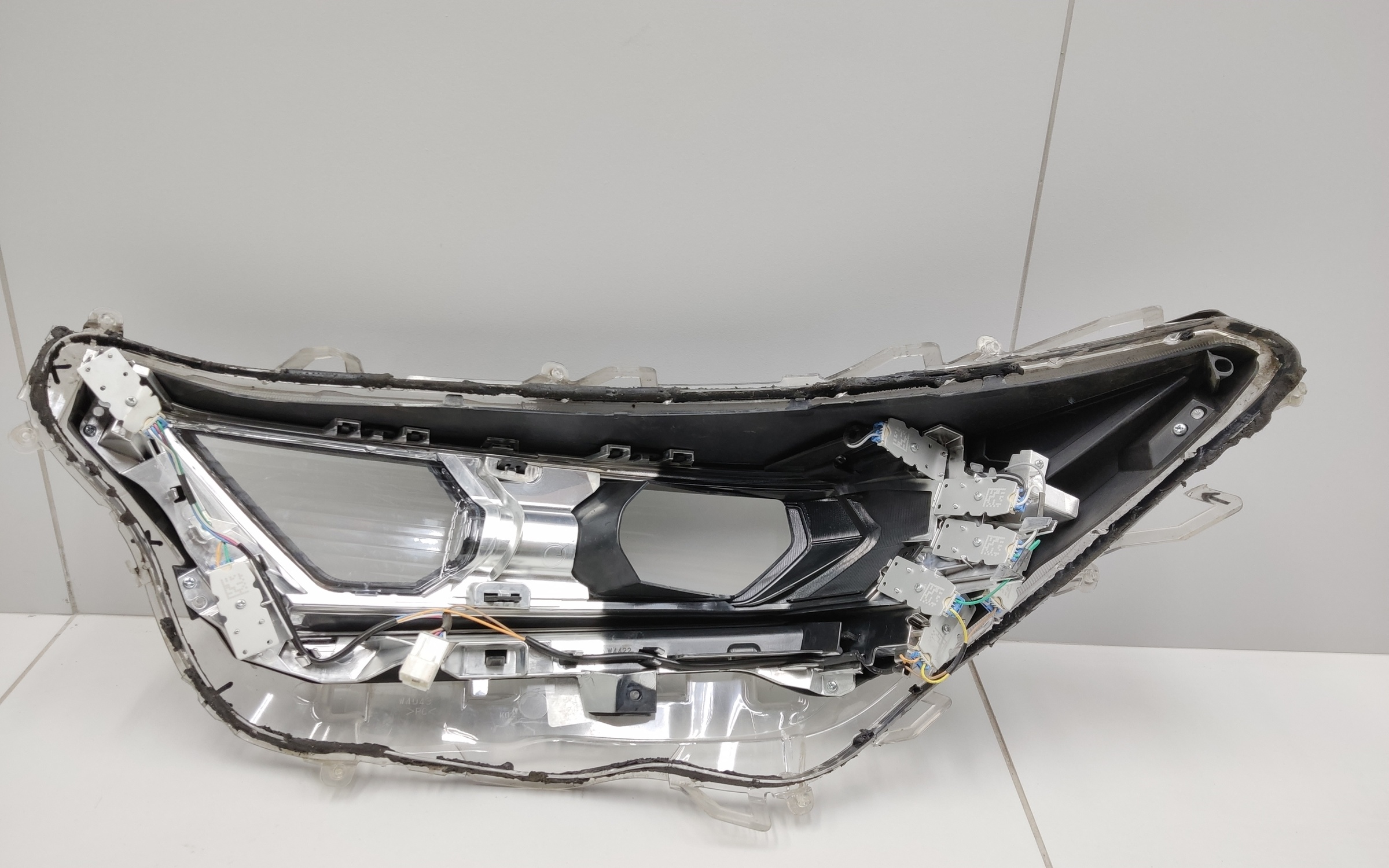 Стекло фары передней правой Toyota RAV4 XA50