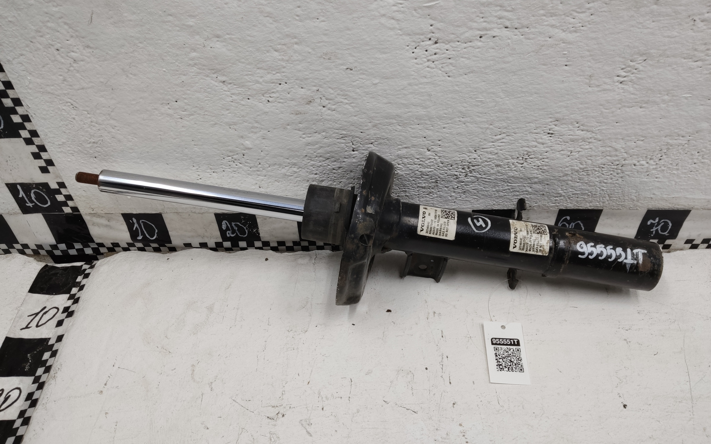 Амортизатор передней подвески правый Volvo XC40