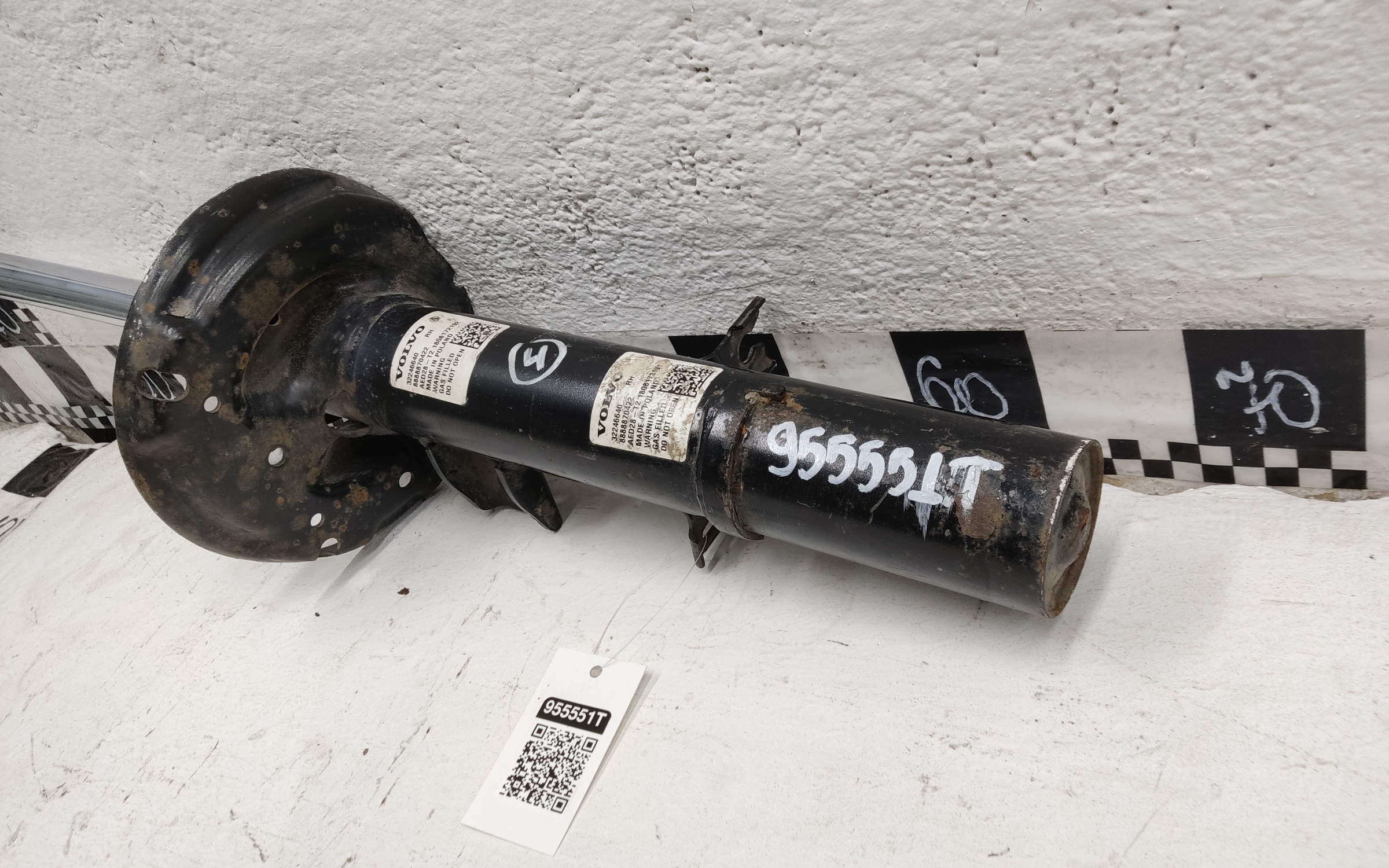 Амортизатор передней подвески правый Volvo XC40