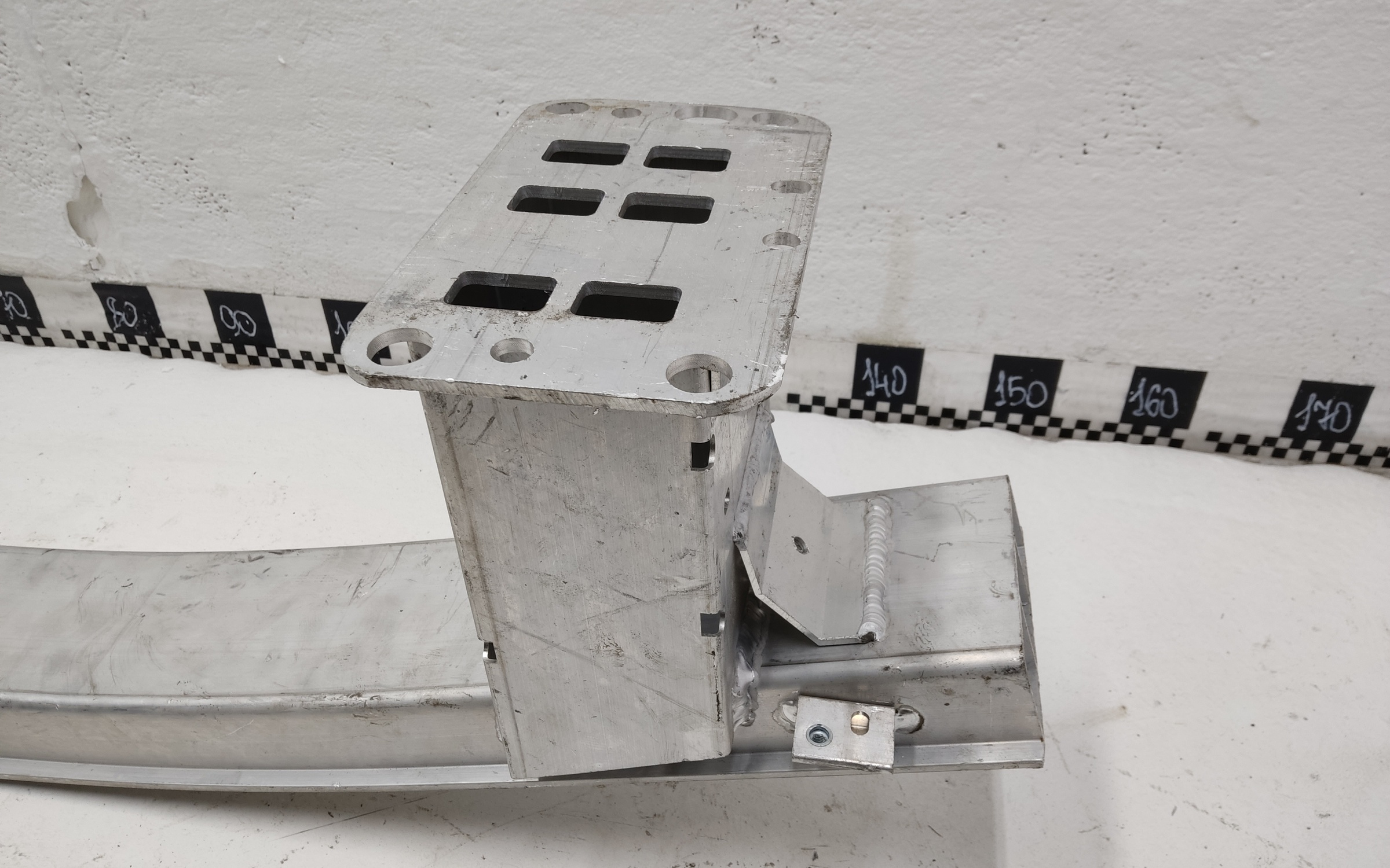 Усилитель переднего бампера Voyah Dream