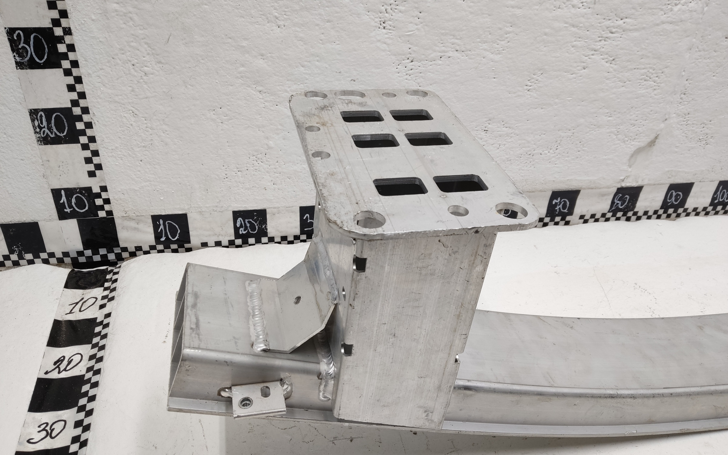 Усилитель переднего бампера Voyah Dream