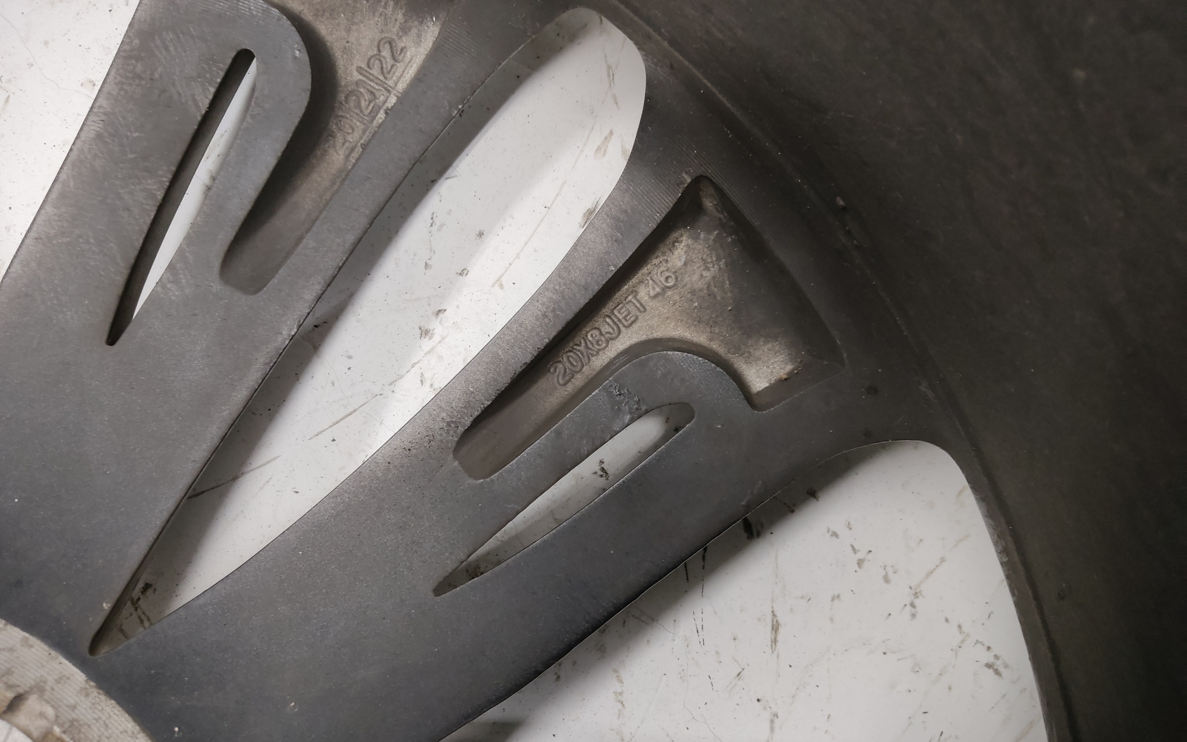 Диск колеса литой Geely Tugella R20 серый