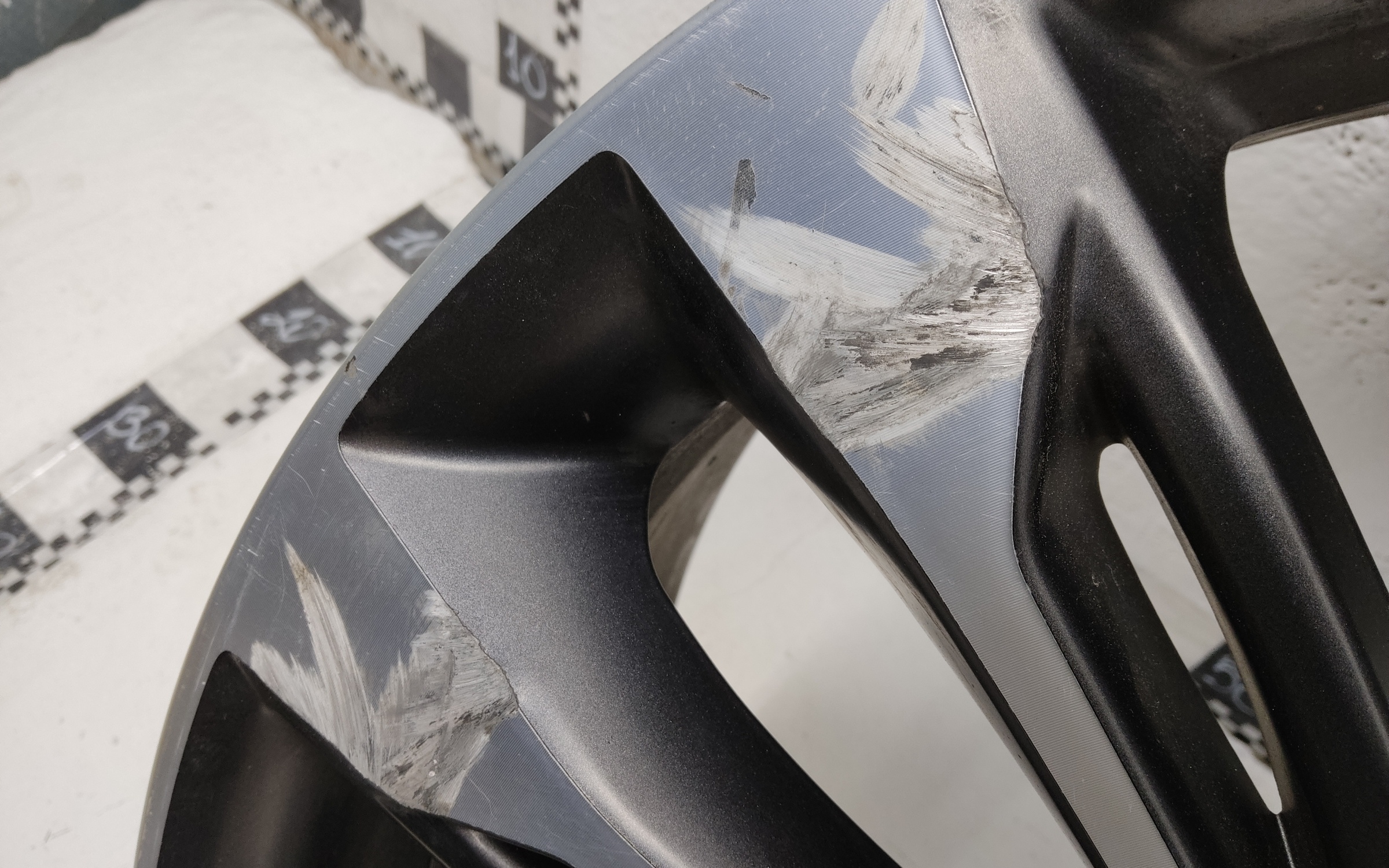 Диск колеса литой Geely Tugella R20 серый