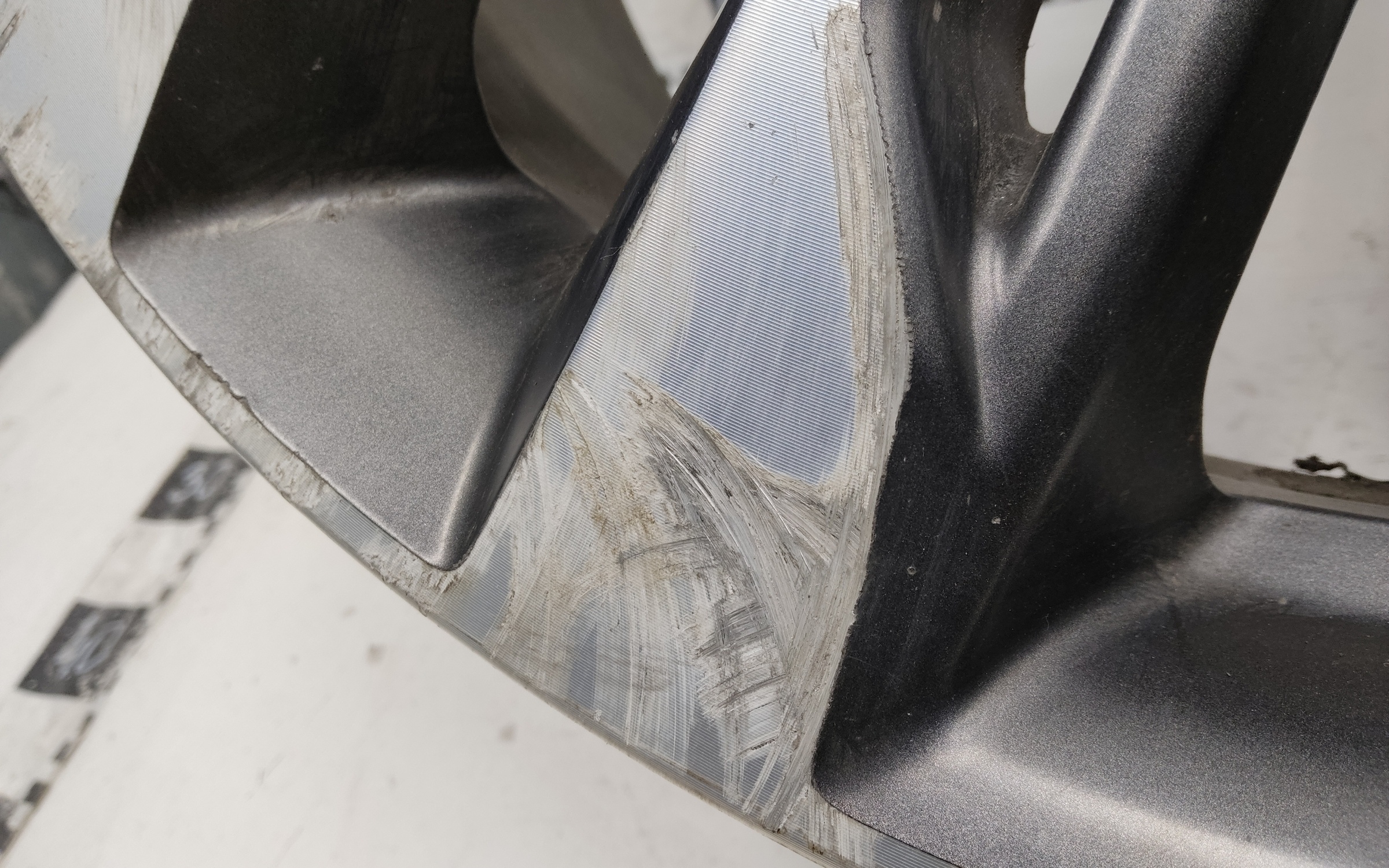 Диск колеса литой Geely Tugella R20 серый