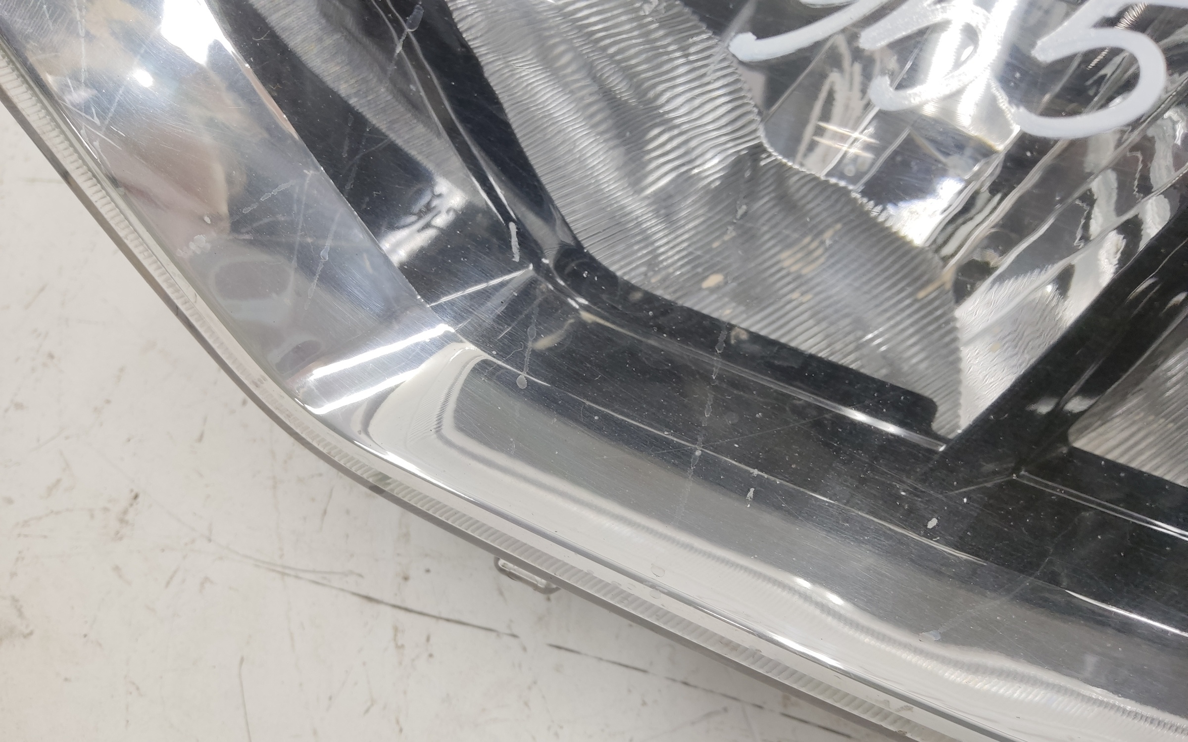 Фара передняя левая Lada Niva Travel галоген