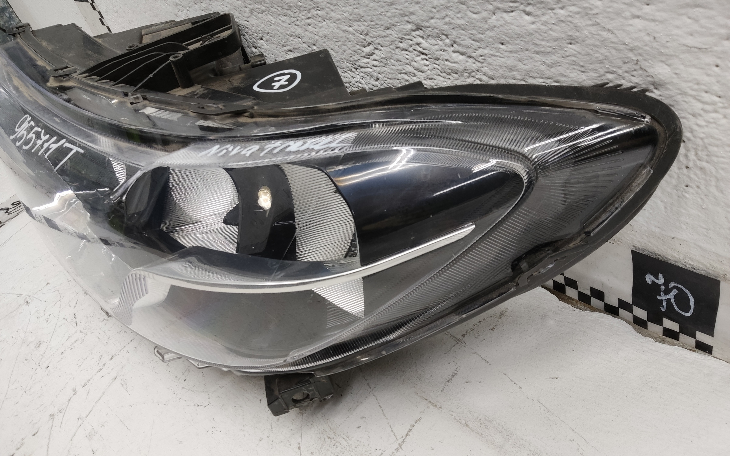 Фара передняя левая Lada Niva Travel галоген