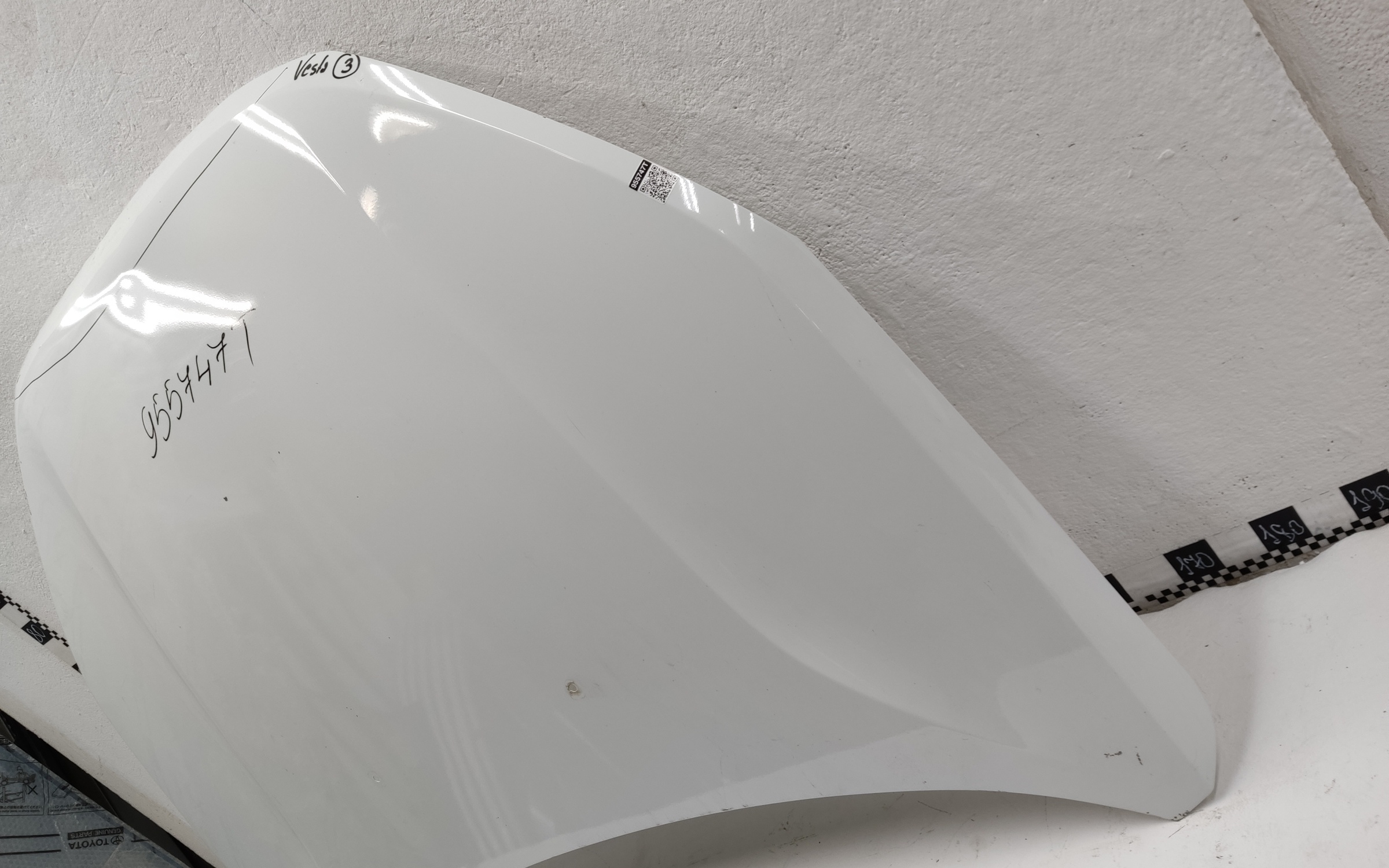 Капот Lada Vesta