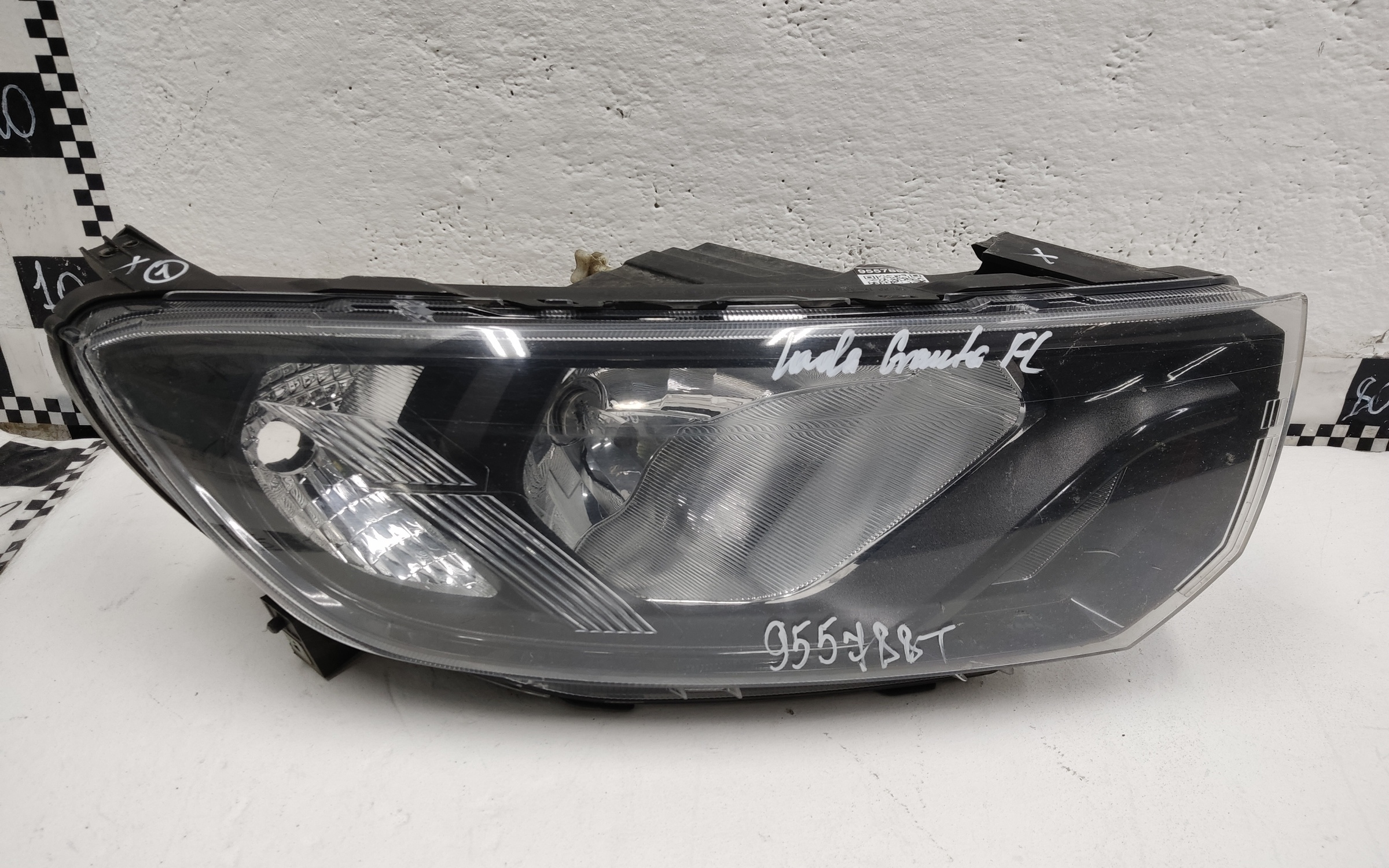 Фара передняя правая Lada Granta 1 Restail галоген