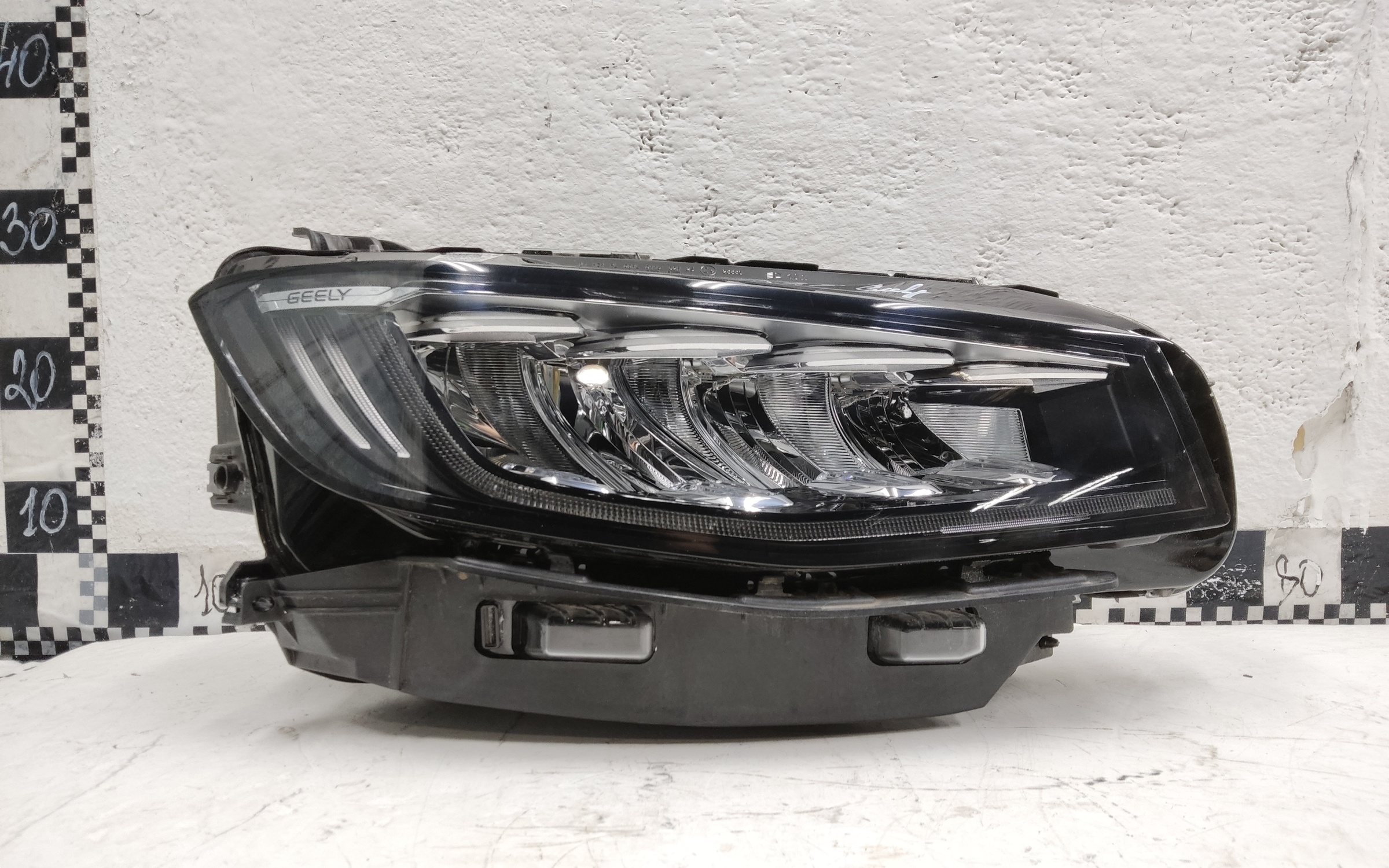 Фара передняя правая Geely Atlas Pro