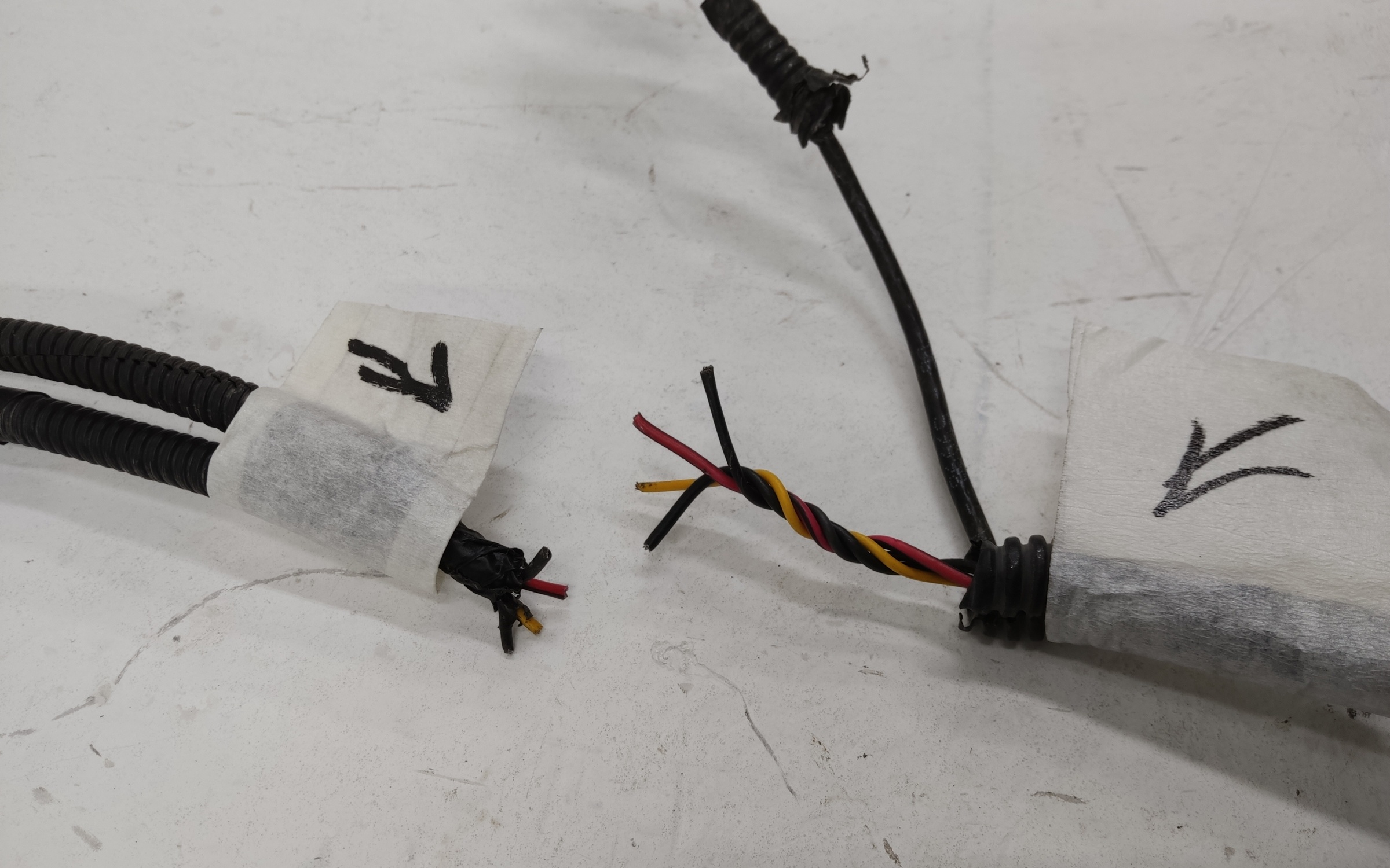 Проводка моторного отсека Geely Coolray