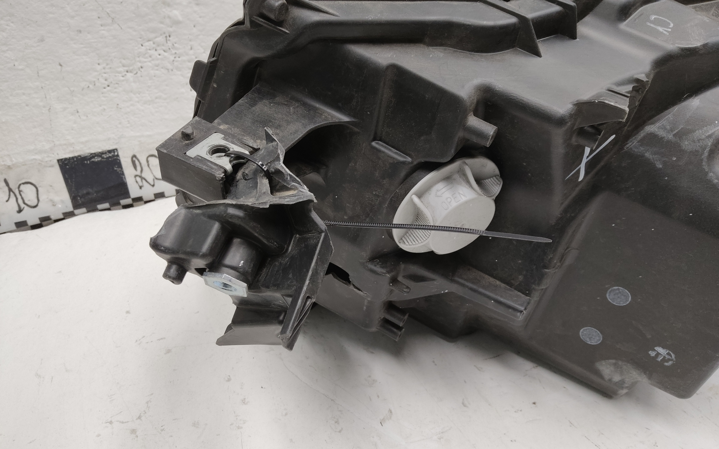 Фара передняя правая Toyota Land Cruiser 300 LED