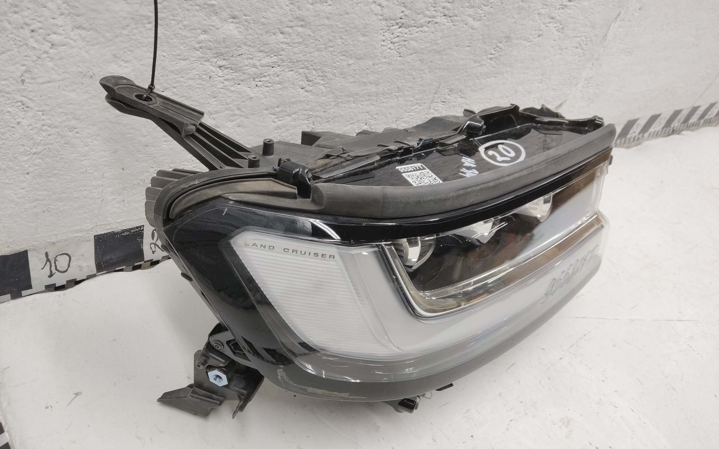 Фара передняя правая Toyota Land Cruiser 300 LED