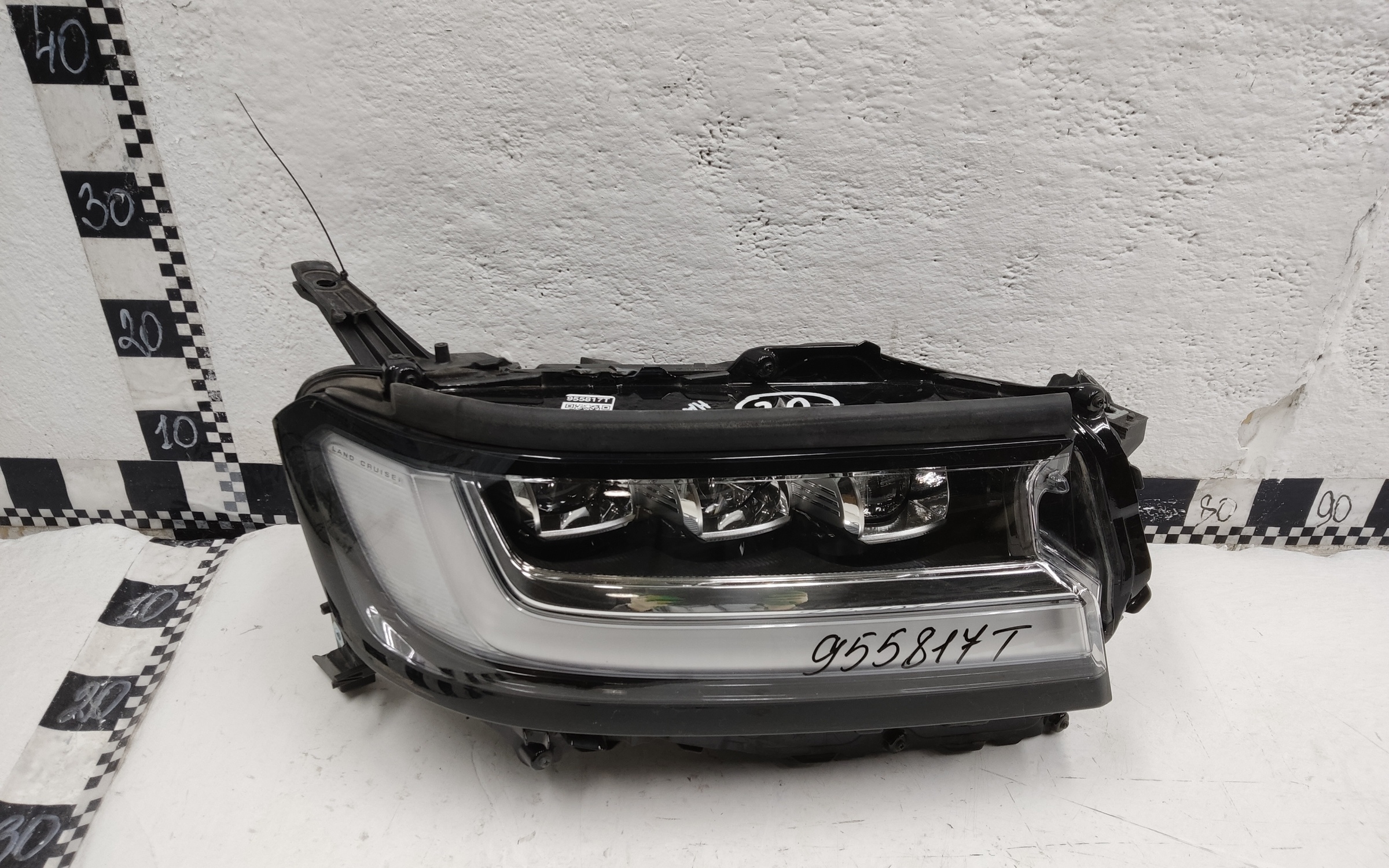 Фара передняя правая Toyota Land Cruiser 300 LED