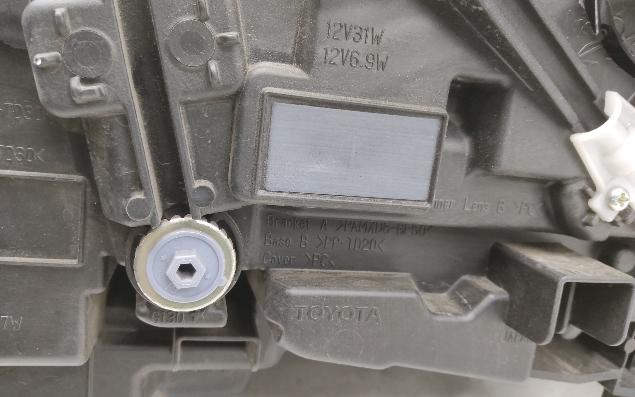 Фара передняя правая Toyota Land Cruiser 300 LED