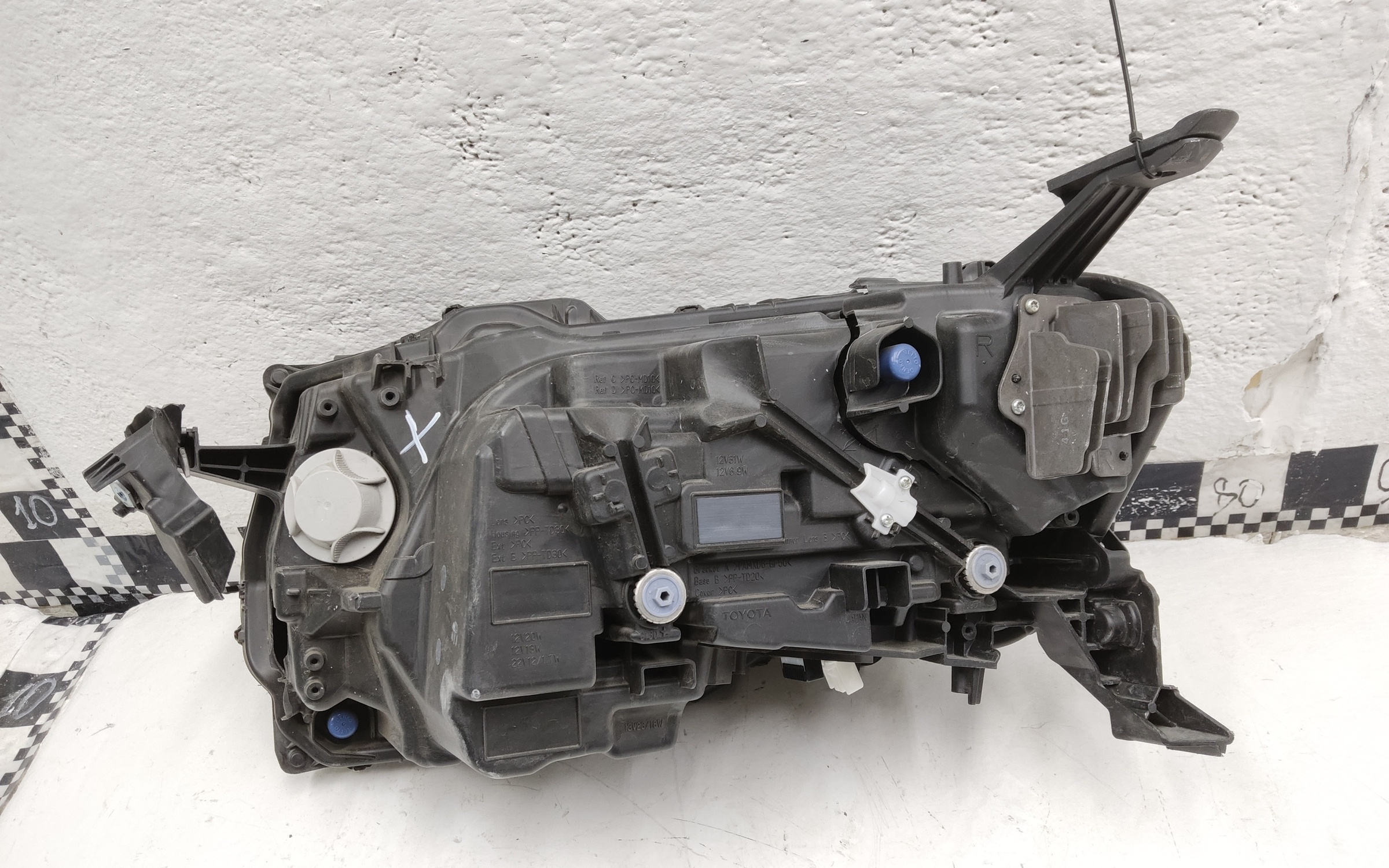 Фара передняя правая Toyota Land Cruiser 300 LED