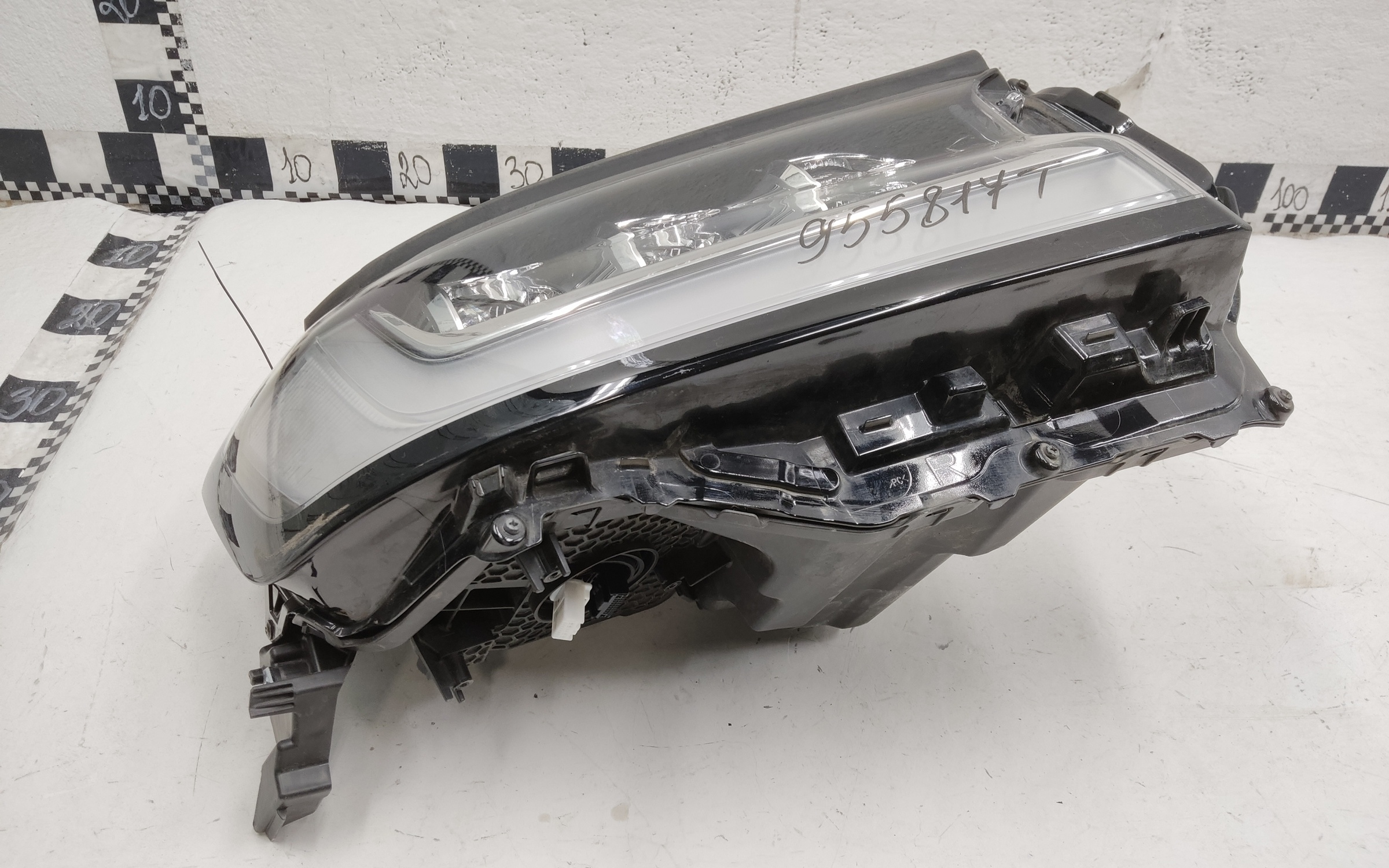 Фара передняя правая Toyota Land Cruiser 300 LED