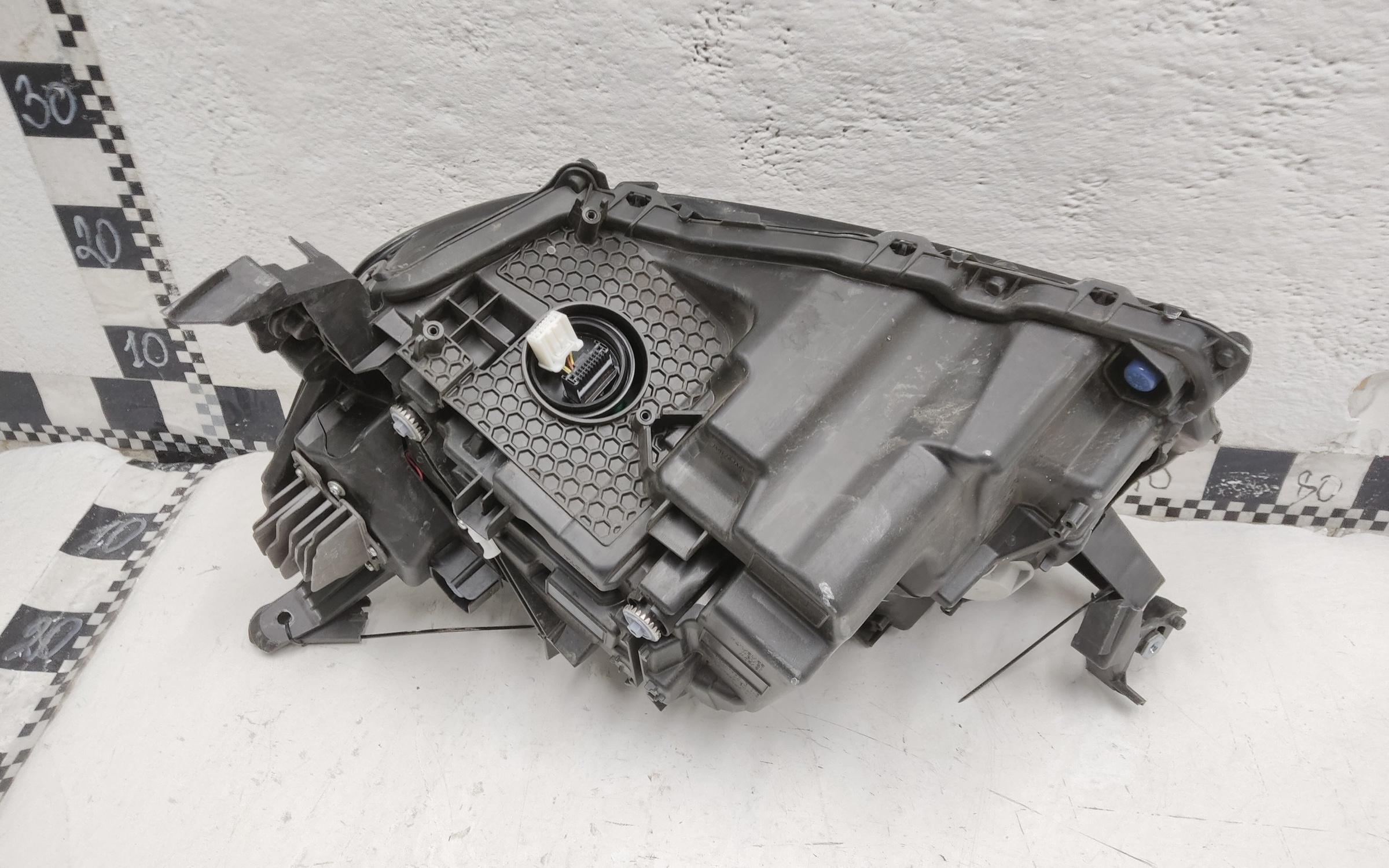 Фара передняя правая Toyota Land Cruiser 300 LED