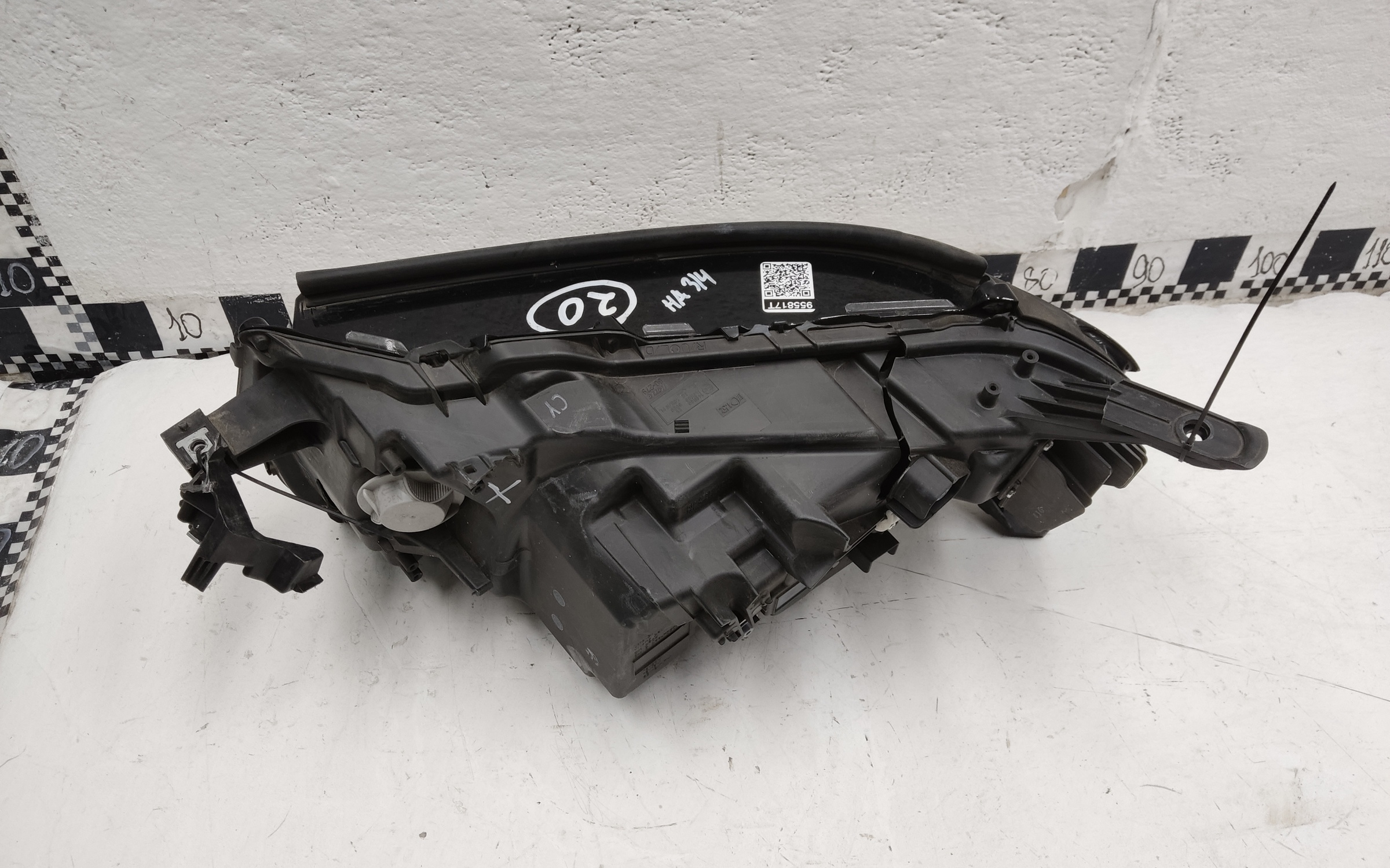 Фара передняя правая Toyota Land Cruiser 300 LED