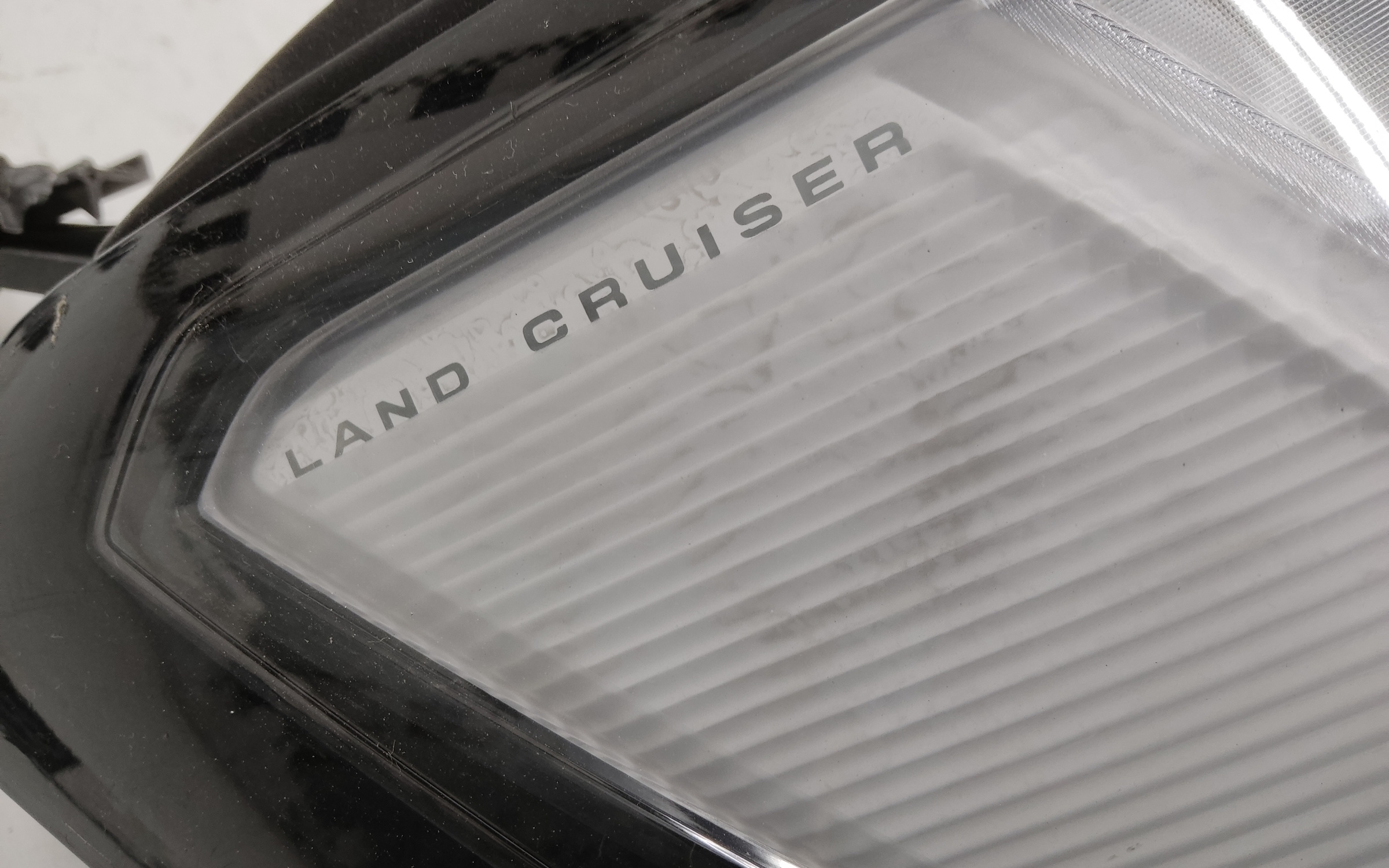 Фара передняя правая Toyota Land Cruiser 300 LED