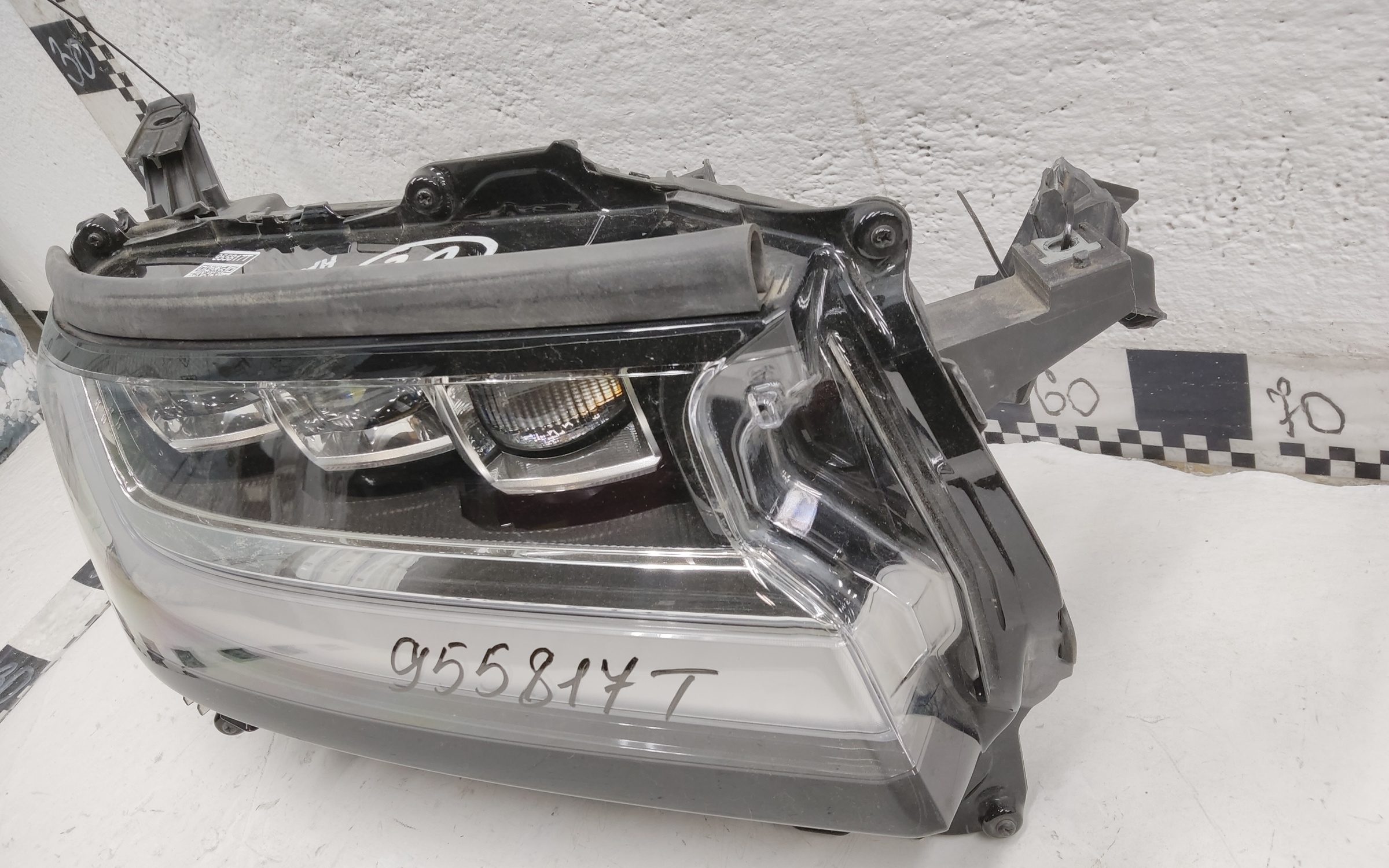 Фара передняя правая Toyota Land Cruiser 300 LED