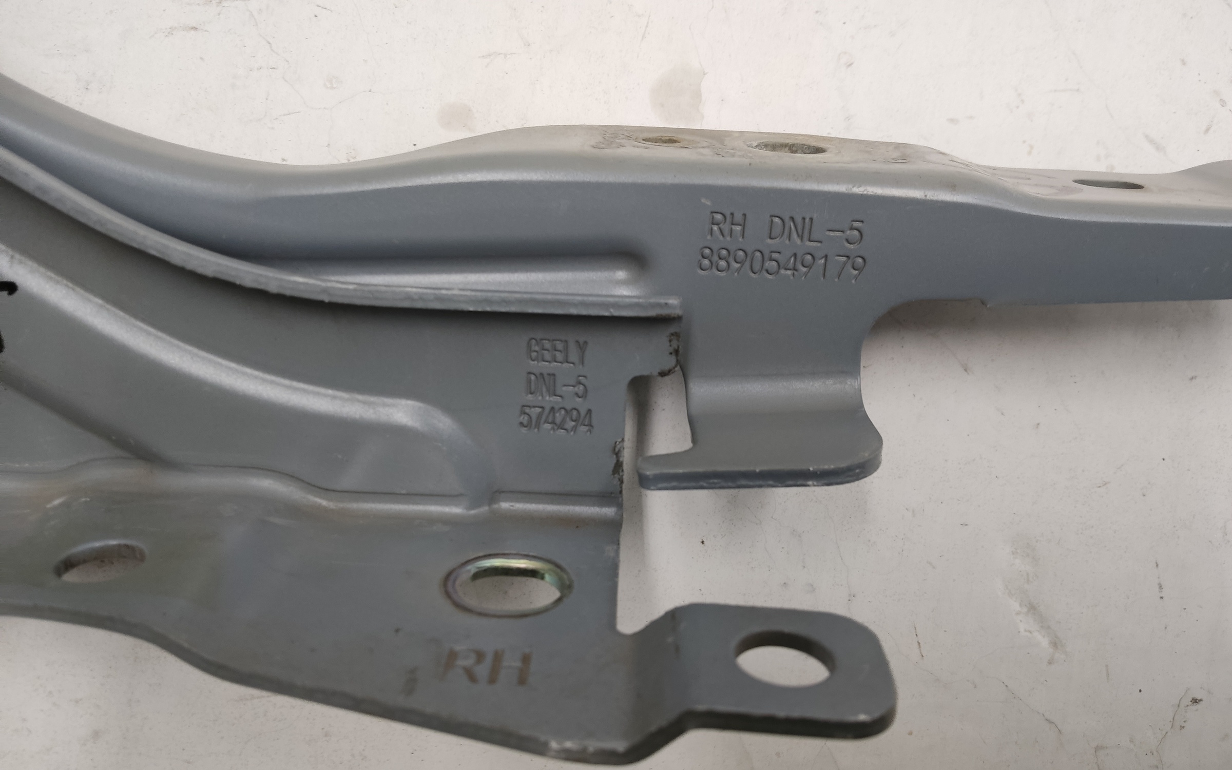 Петля капота правая Geely Tugella