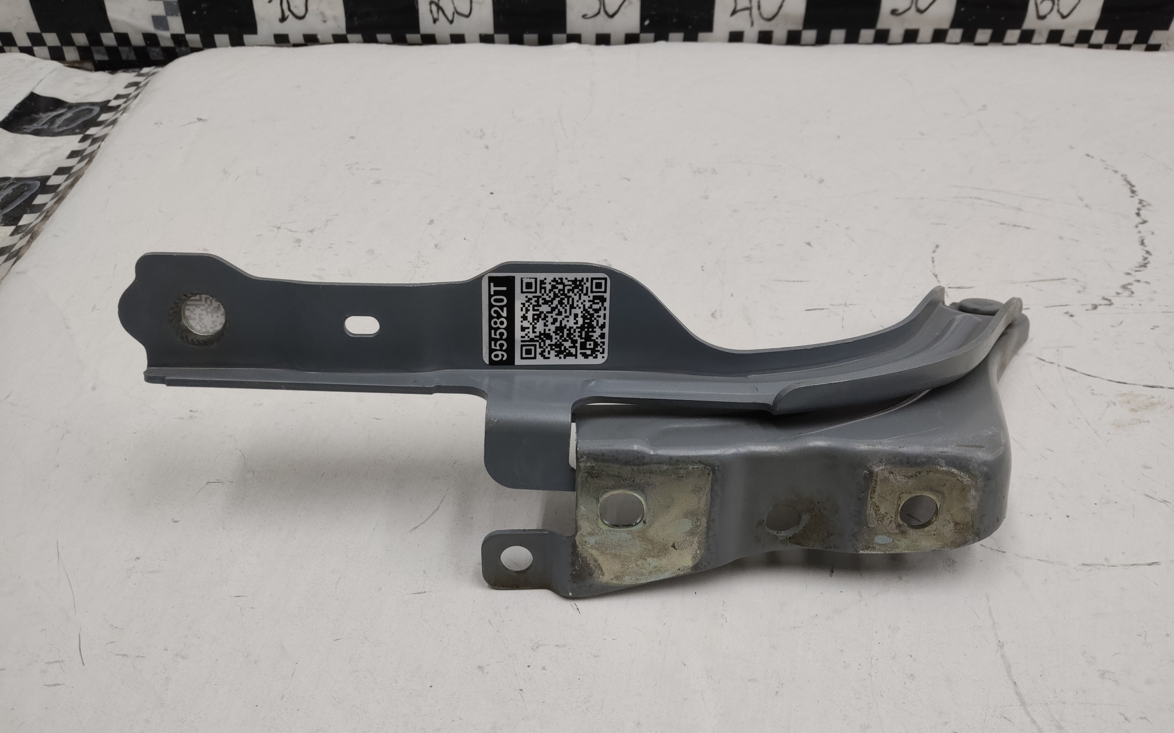 Петля капота правая Geely Tugella