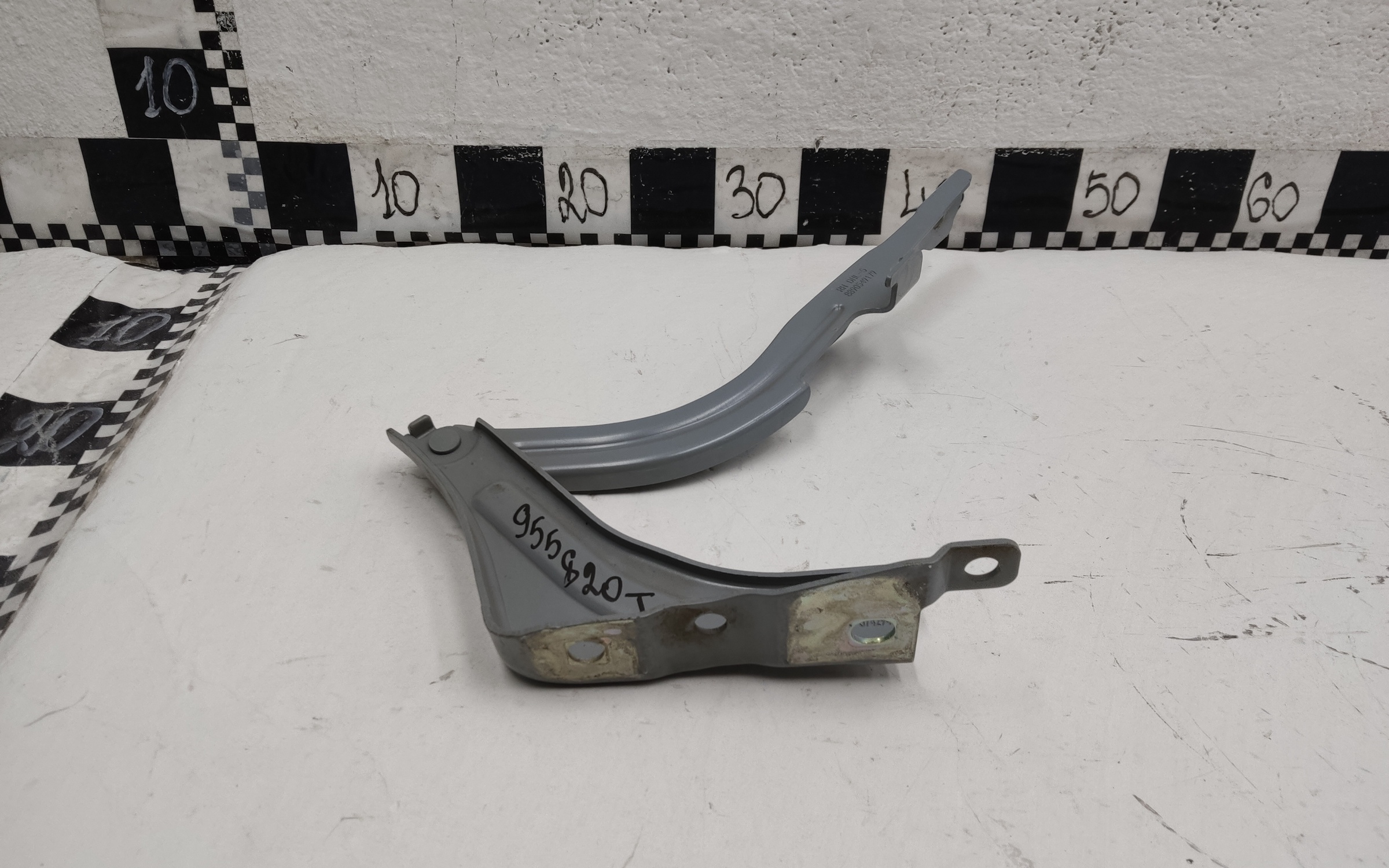 Петля капота правая Geely Tugella