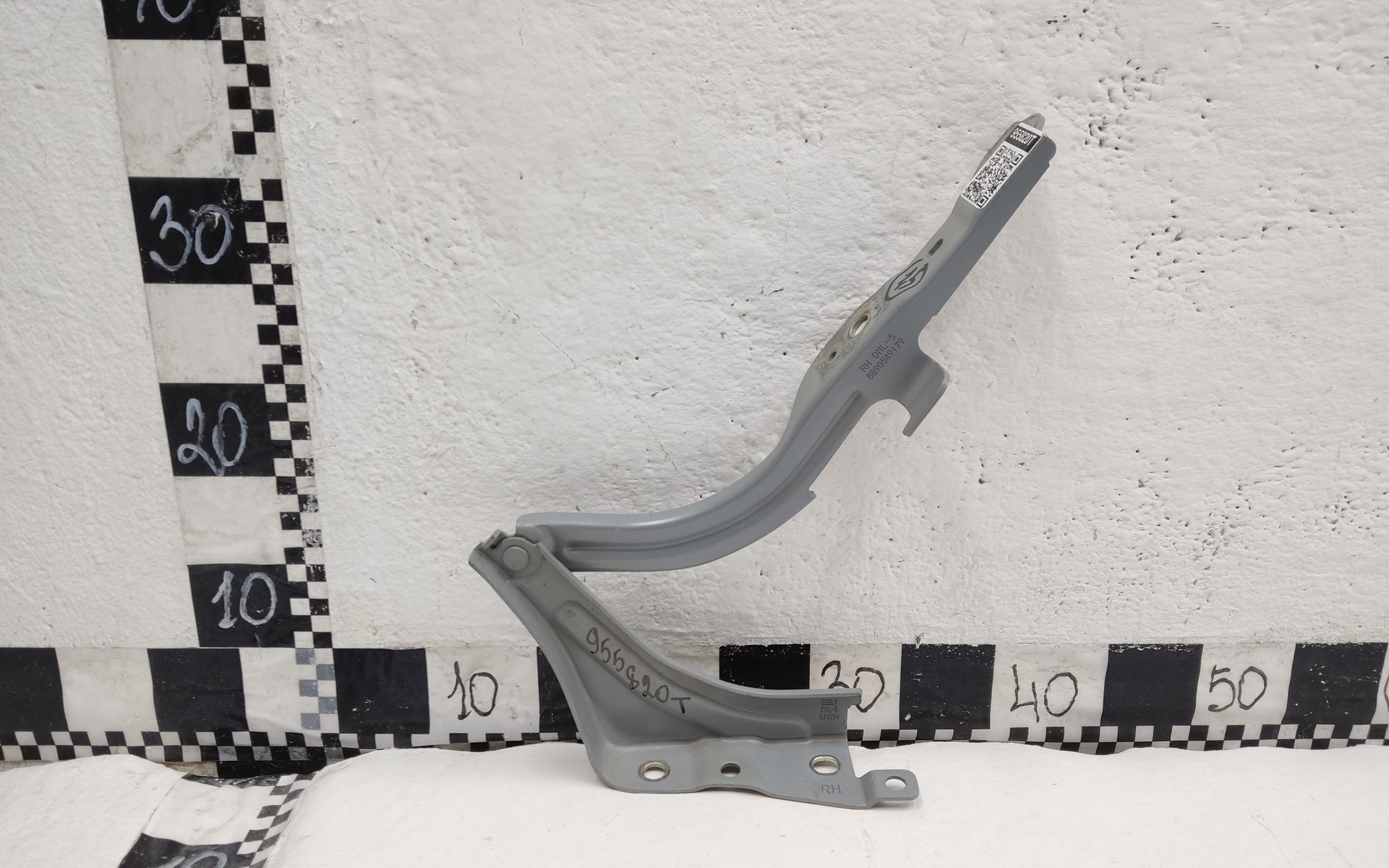 Петля капота правая Geely Tugella