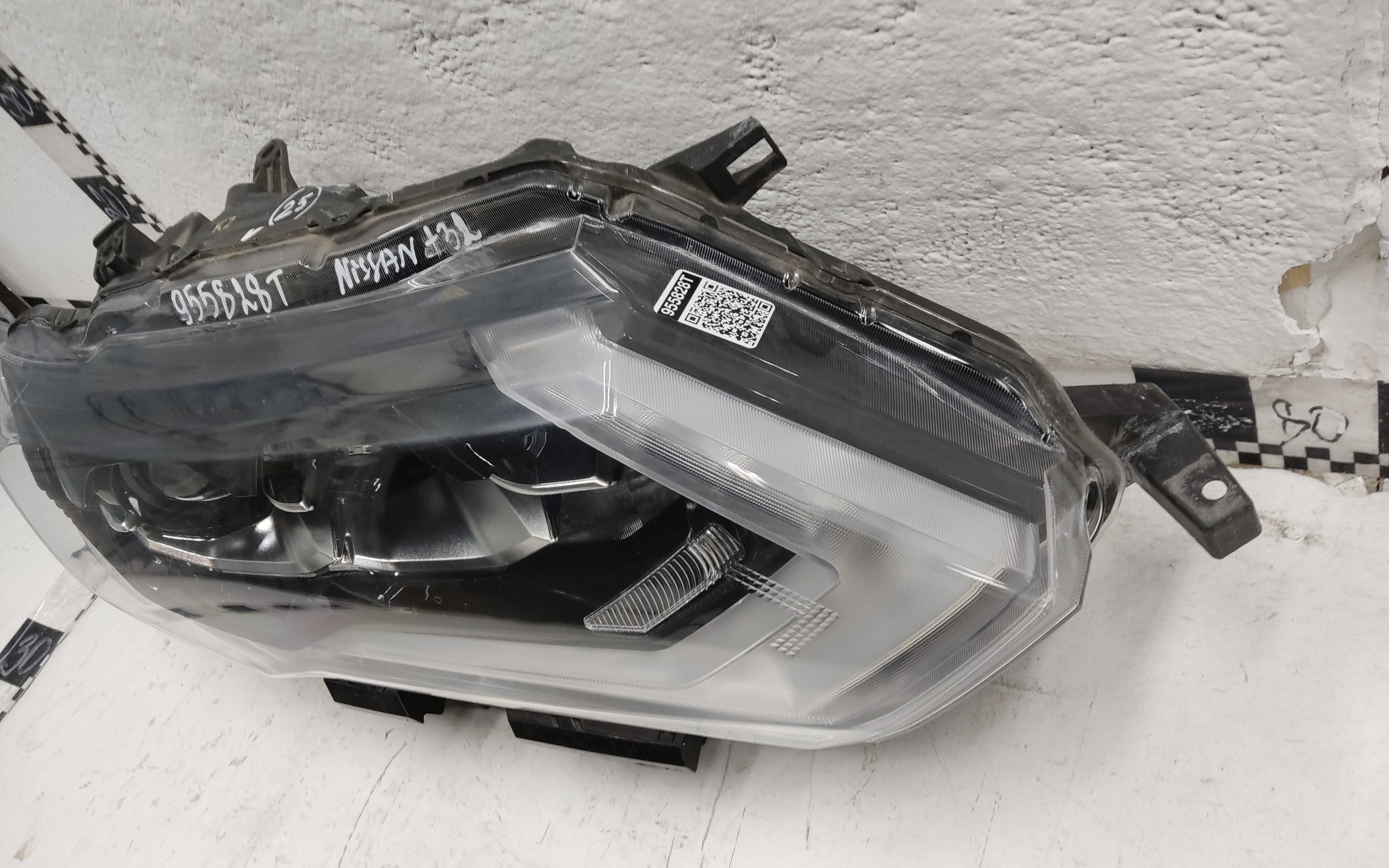 Фара передняя правая Nissan X-Trail T32 Restail LED