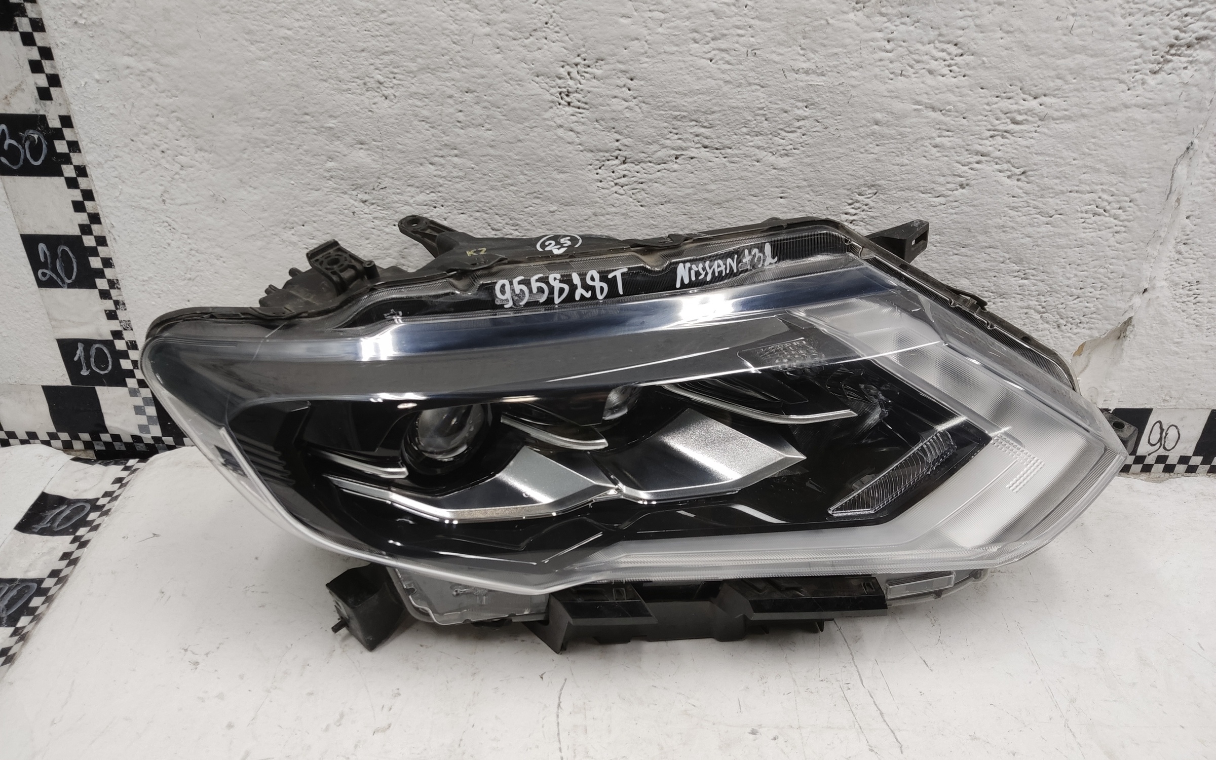 Фара передняя правая Nissan X-Trail T32 Restail LED