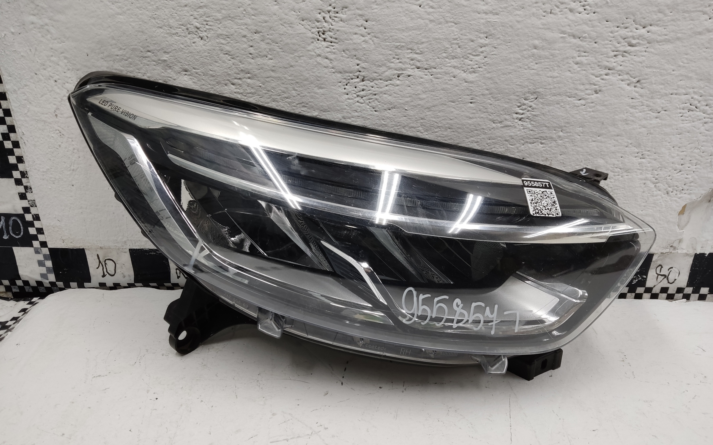 Фара передняя правая Renault Kaptur LED