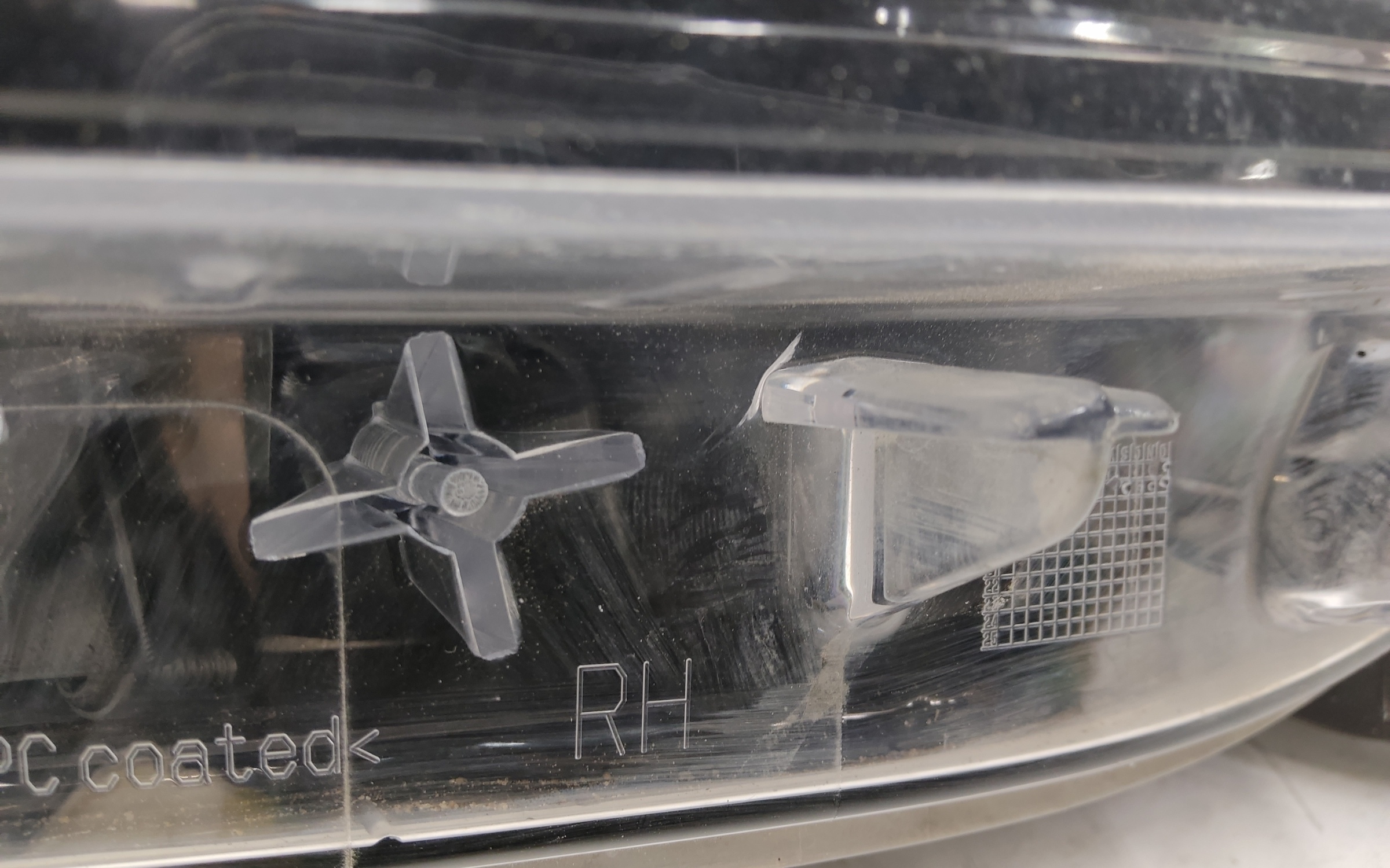 Фара передняя правая Renault Kaptur LED