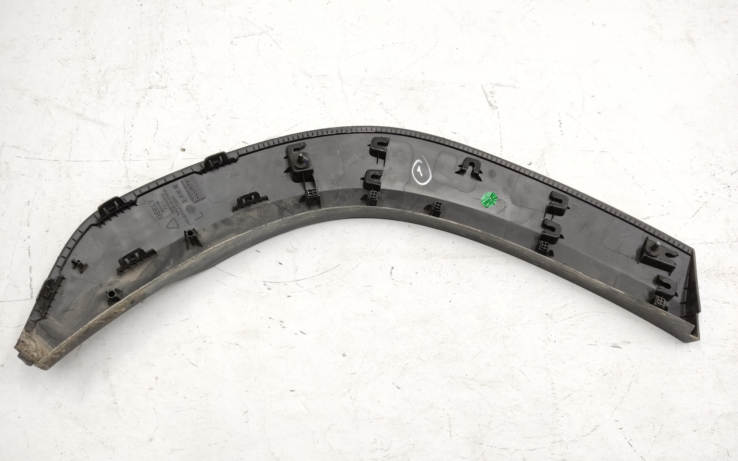 Накладка крыла заднего левого Geely Atlas 2