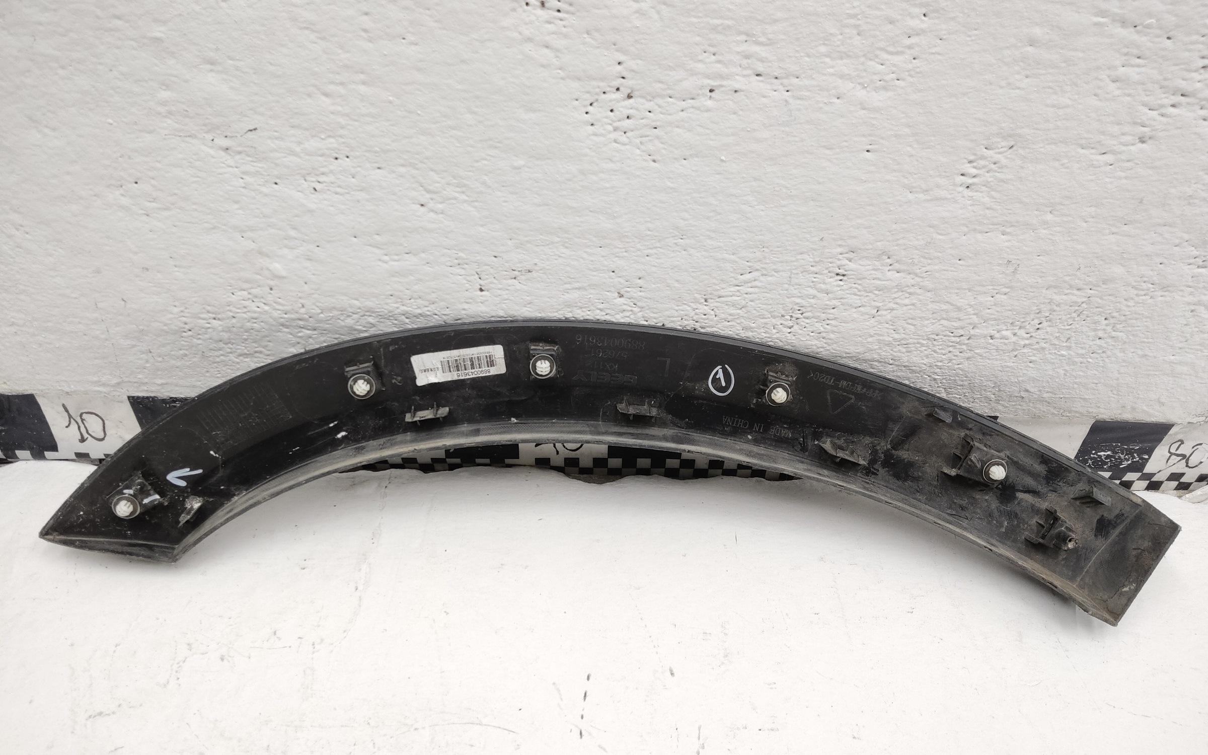 Накладка двери задней левой Geely Monjaro