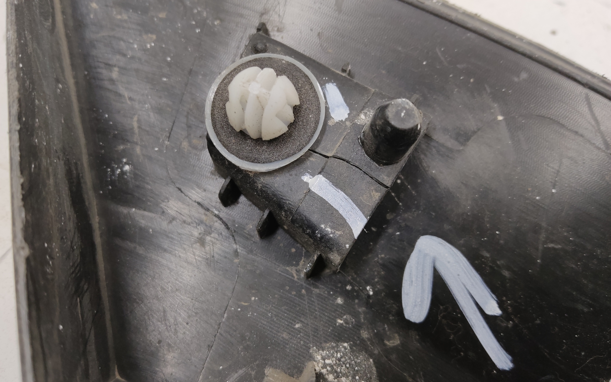 Накладка двери задней левой Geely Monjaro