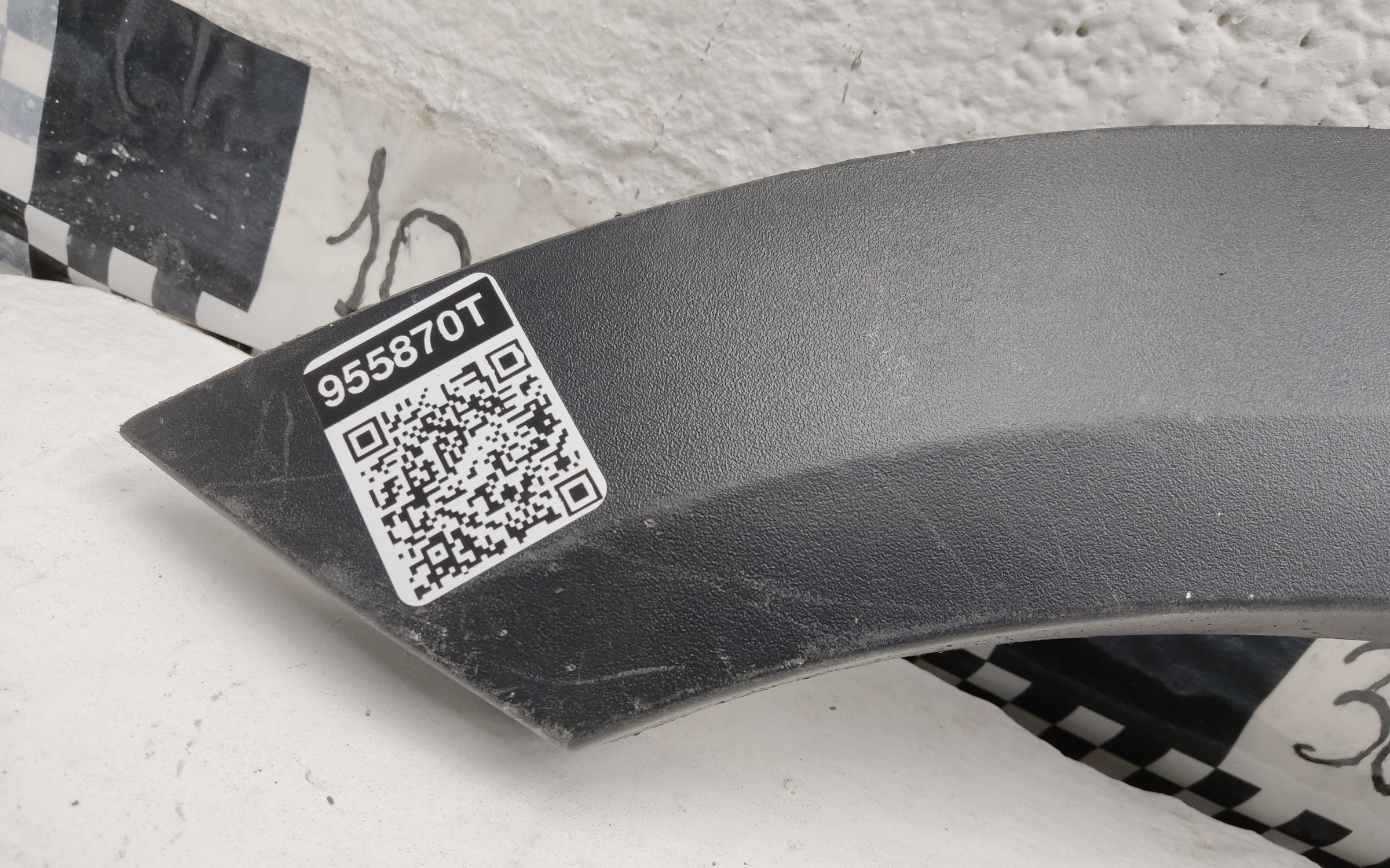 Накладка двери задней правой Geely Monjaro