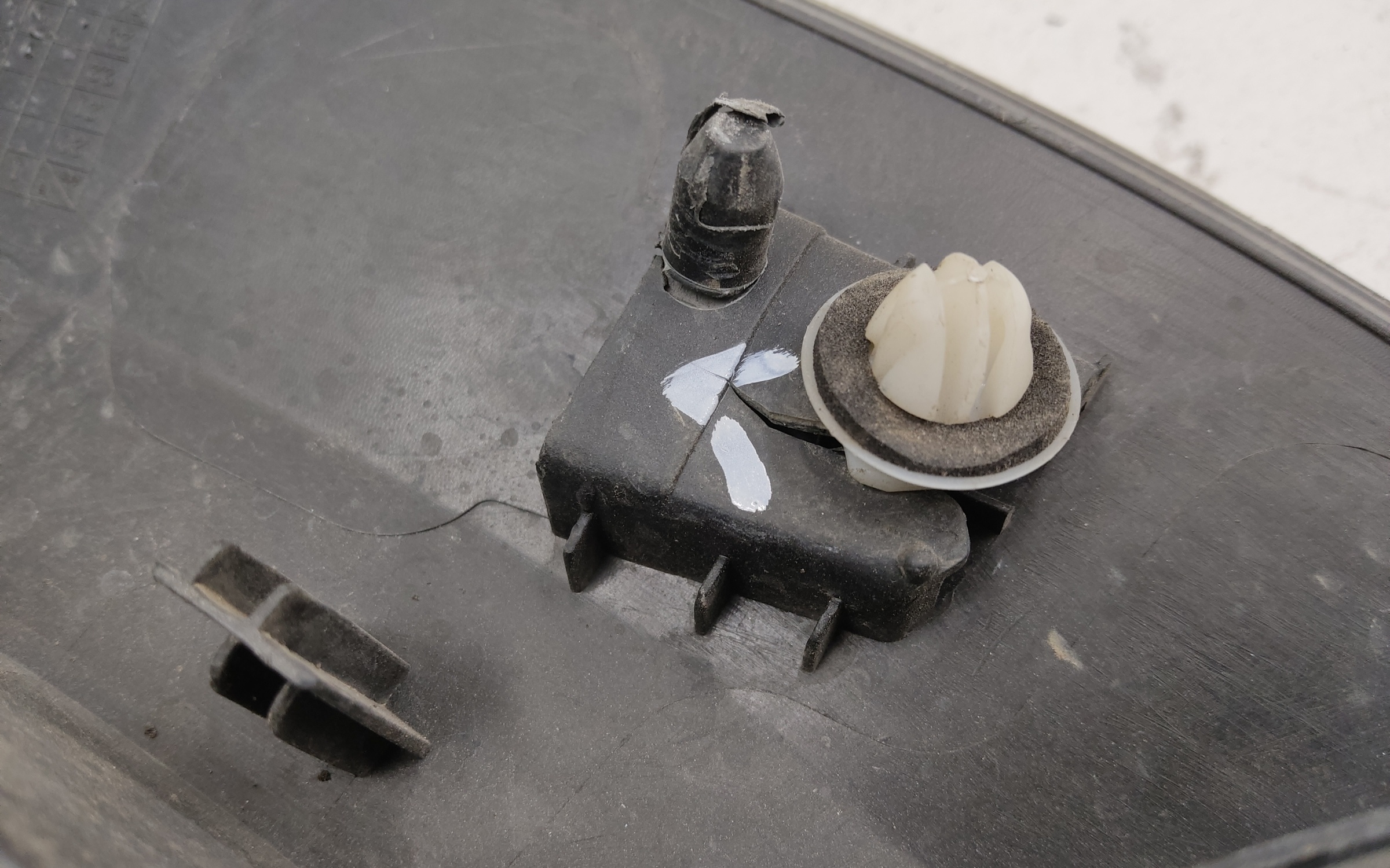 Накладка двери задней правой Geely Monjaro