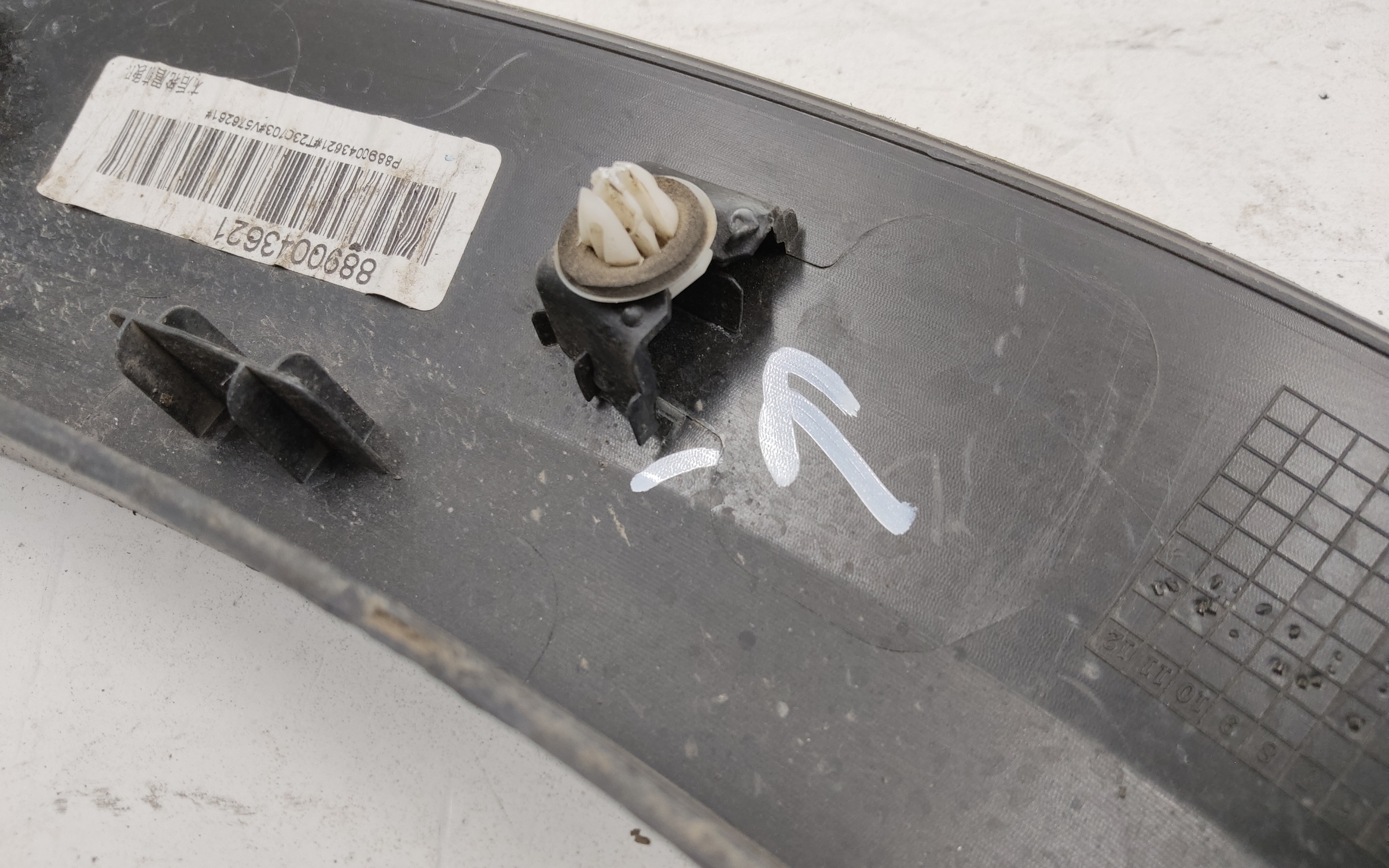 Накладка двери задней правой Geely Monjaro