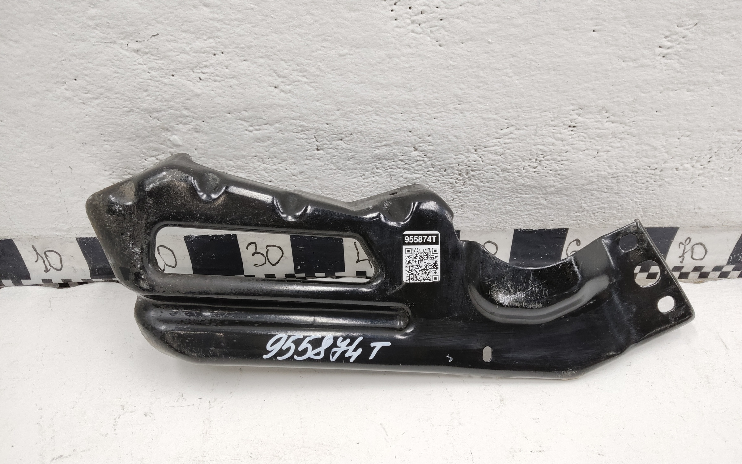 Кронштейн переднего бампера правый Tank 300