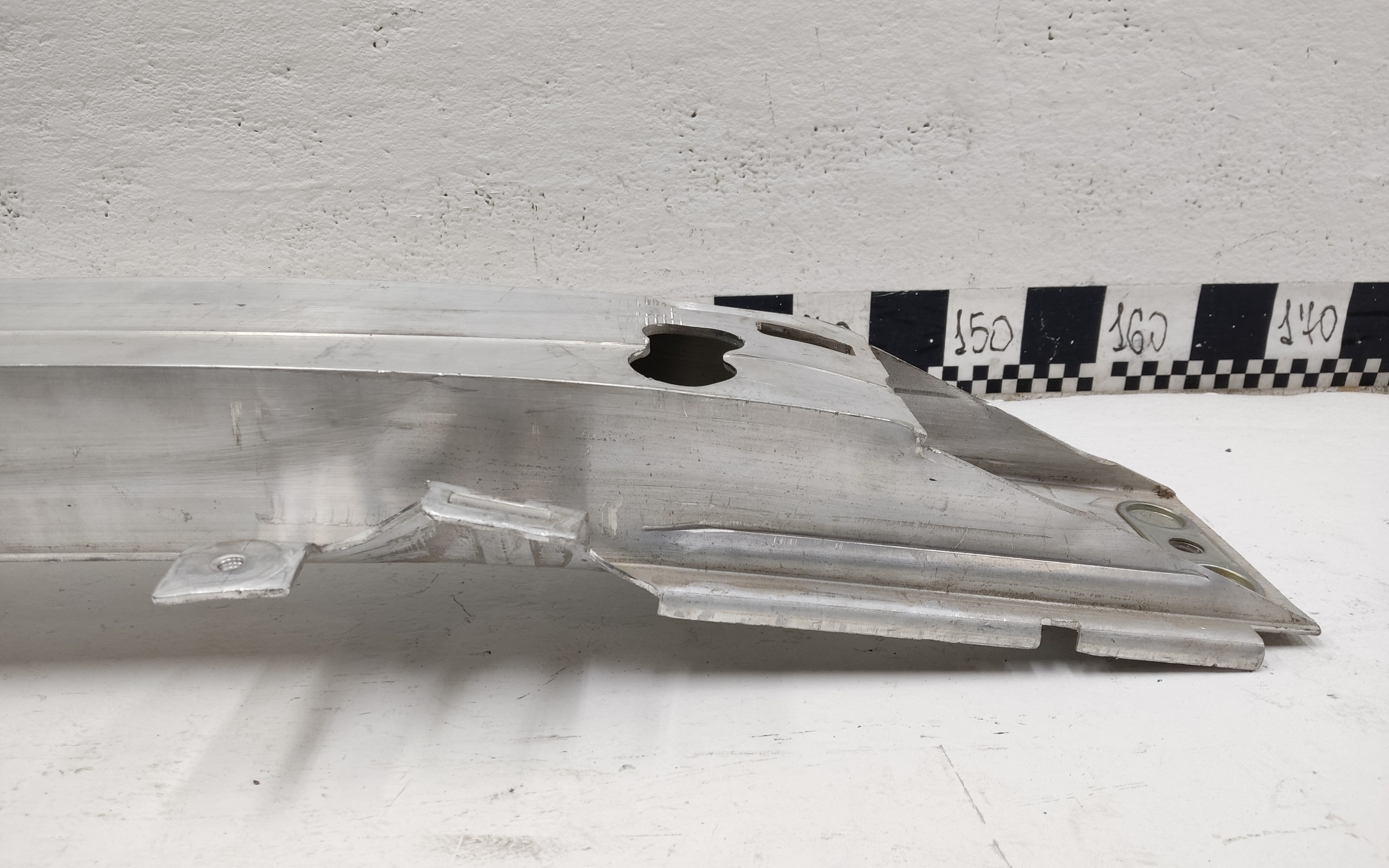 Усилитель переднего бампера Volvo S80 1