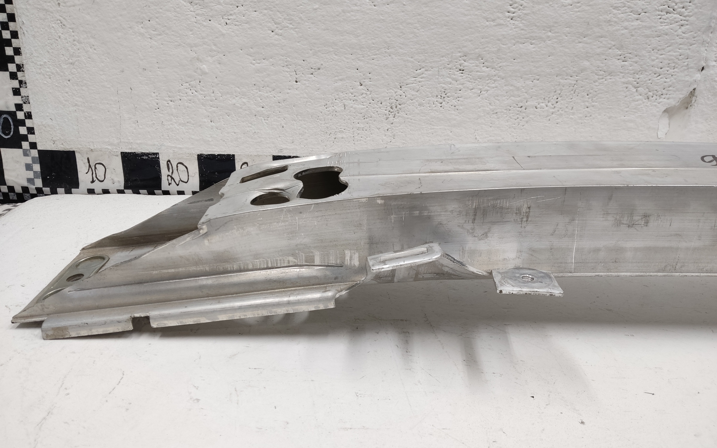 Усилитель переднего бампера Volvo S80 1