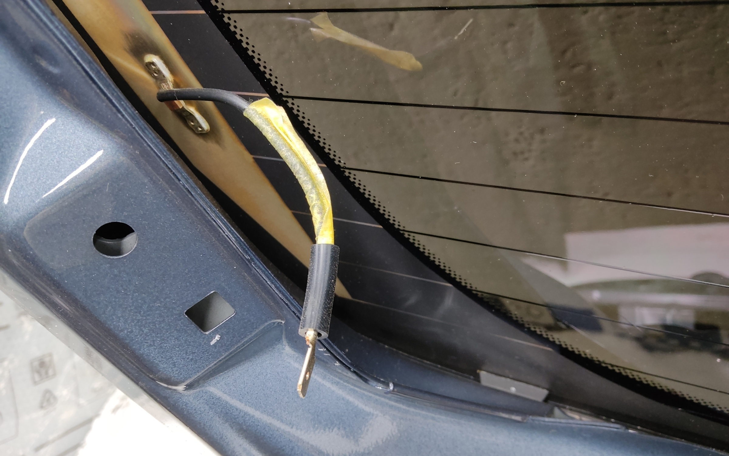 Стекло крышки багажника Geely Tugella